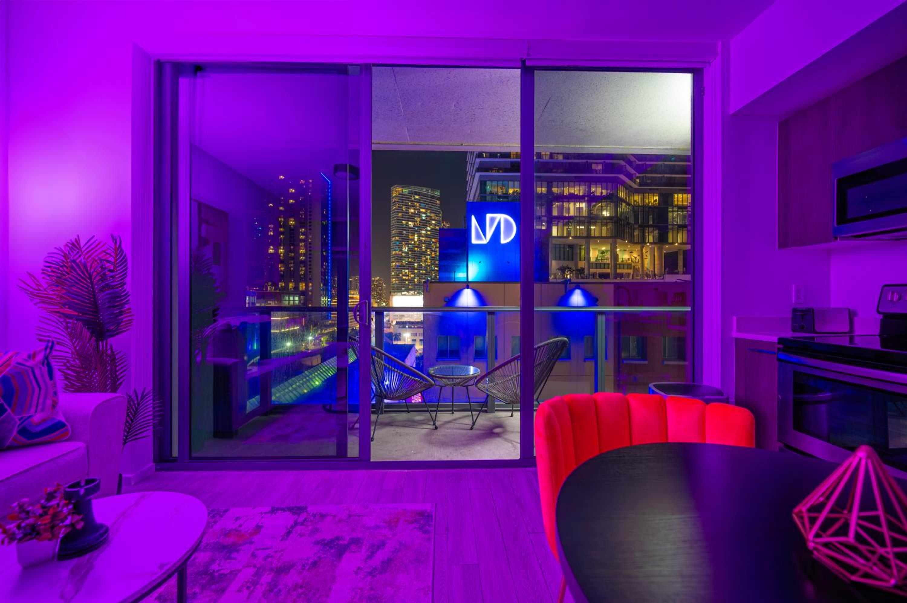 Brickell District Luxury Apartments - Bayfront Park - Free Parking - Gym & Rooftop Pool