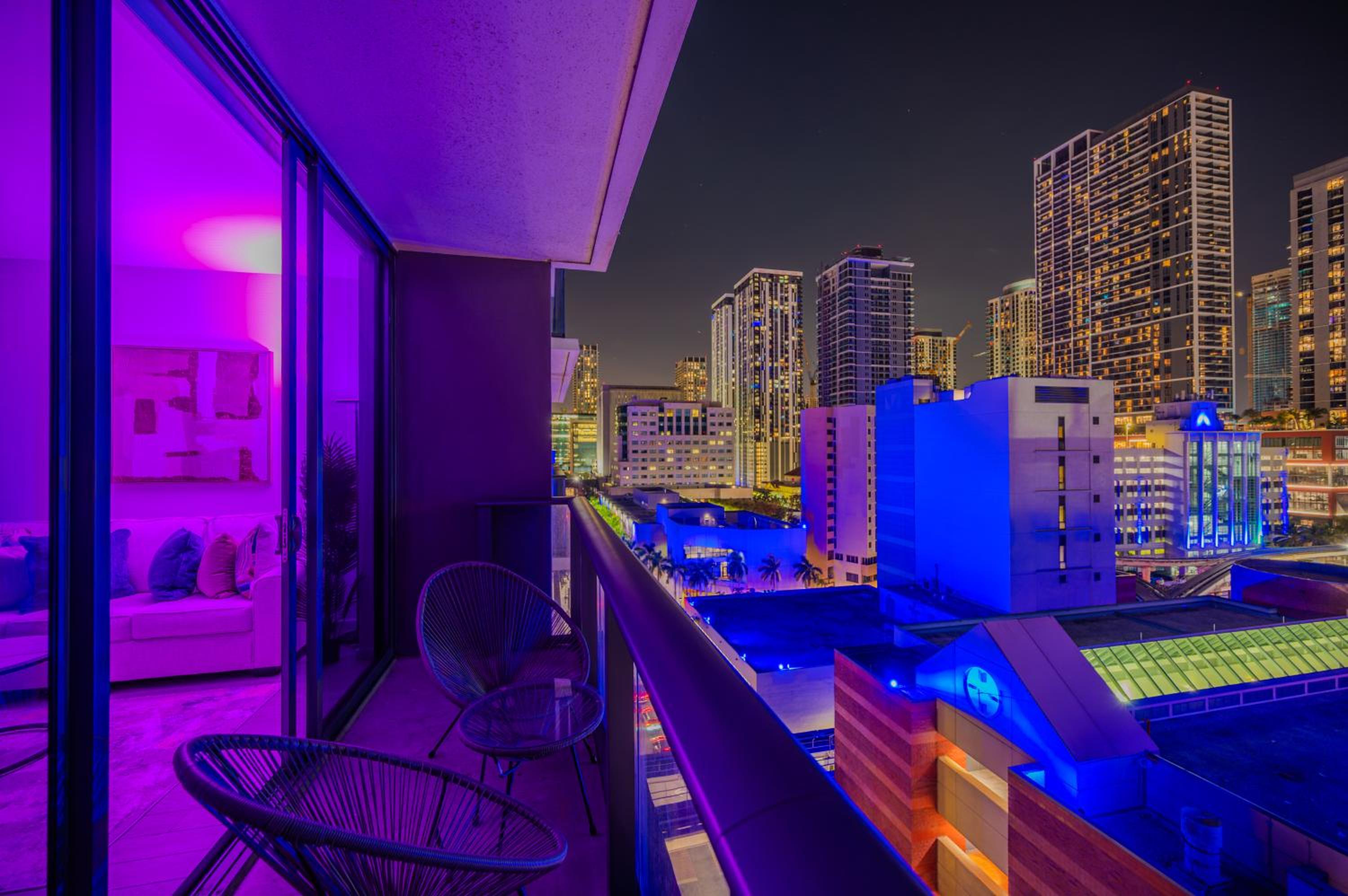 Brickell District Luxury Apartments - Bayfront Park - Free Parking - Gym & Rooftop Pool