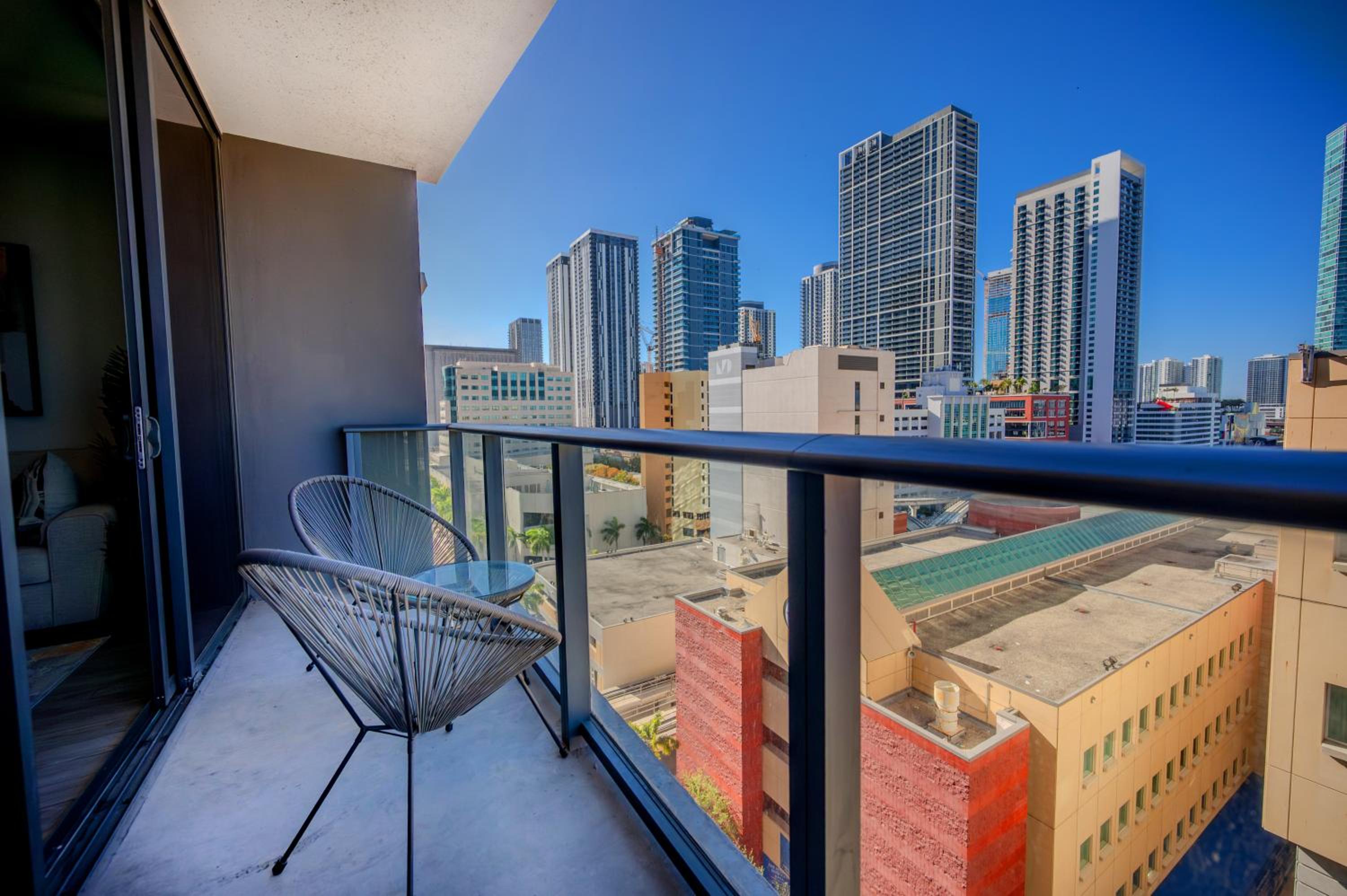 Brickell District Luxury Apartments - Bayfront Park - Free Parking - Gym & Rooftop Pool