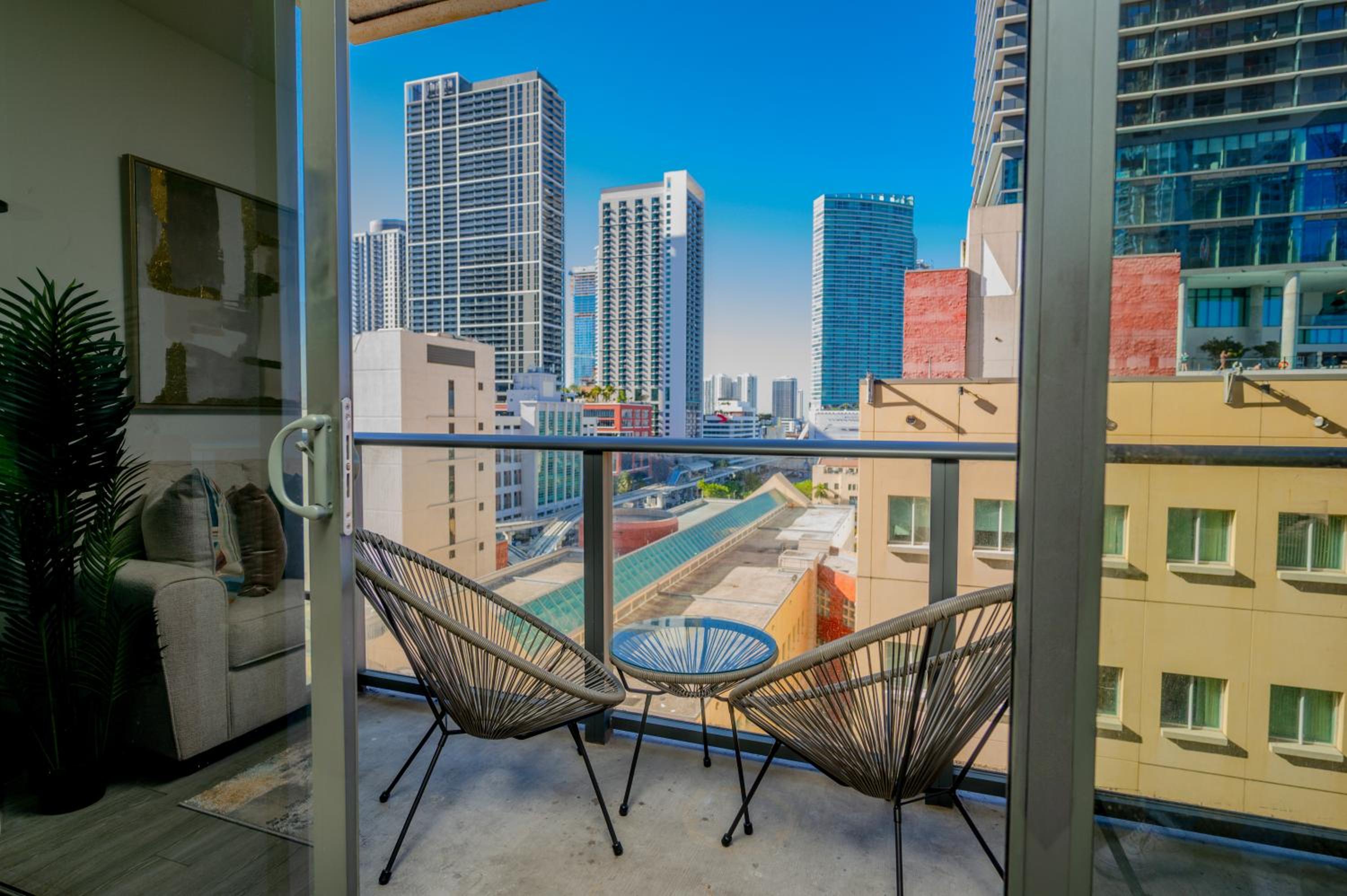 Brickell District Luxury Apartments - Bayfront Park - Free Parking - Gym & Rooftop Pool