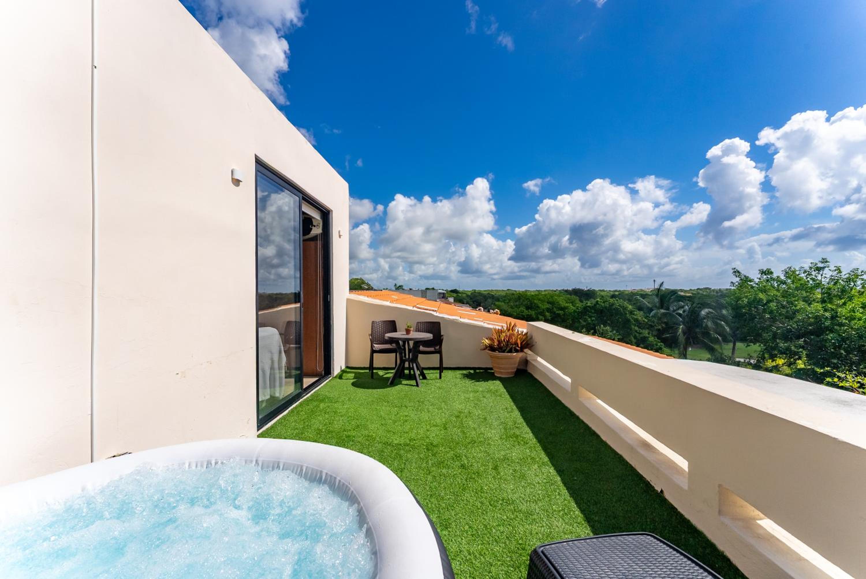 Private Jacuzzi, Starlink, Golf-View Terrace - Puerto Aventuras