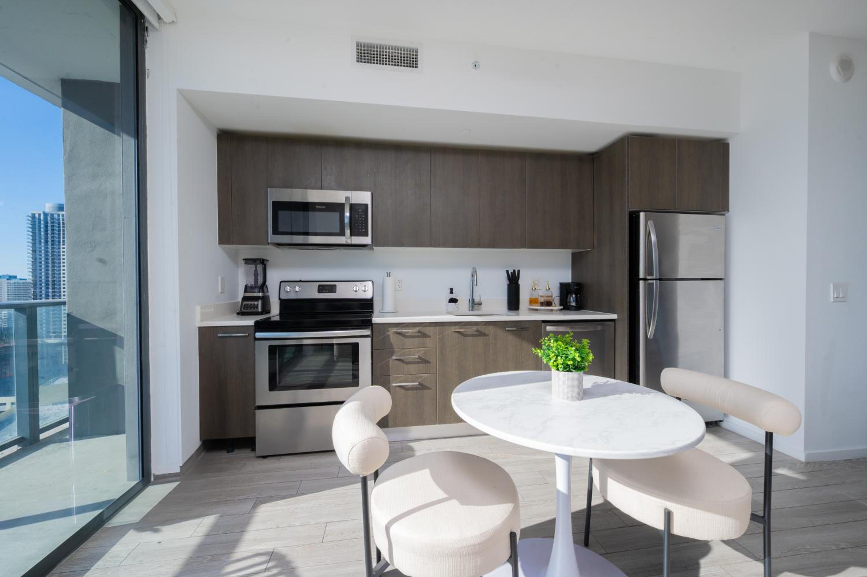 Brickell District Luxury Apartments - Bayfront Park - Free Parking - Gym & Rooftop Pool