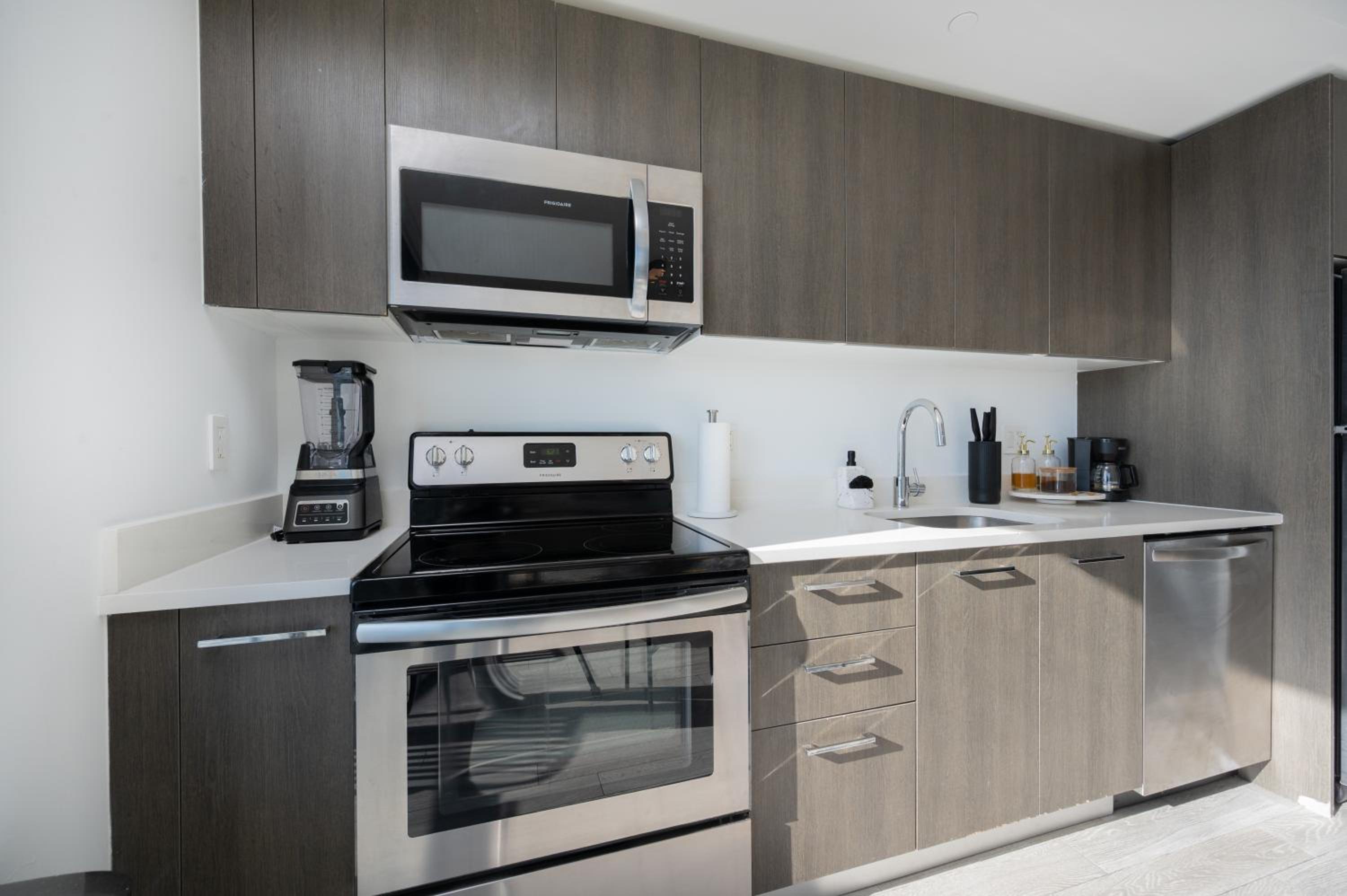 Brickell District Luxury Apartments - Bayfront Park - Free Parking - Gym & Rooftop Pool