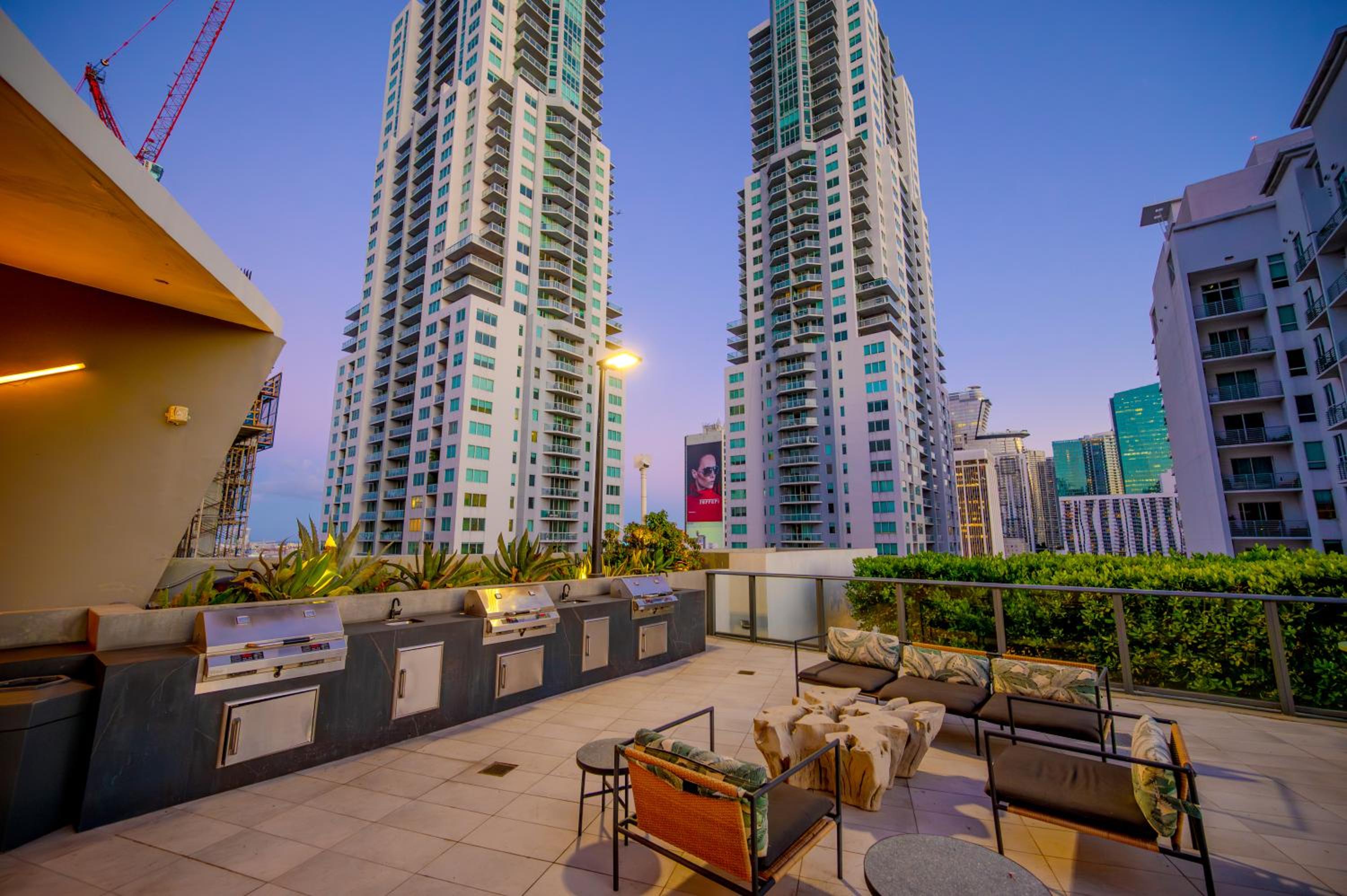 Brickell District Luxury Apartments - Bayfront Park - Free Parking - Gym & Rooftop Pool