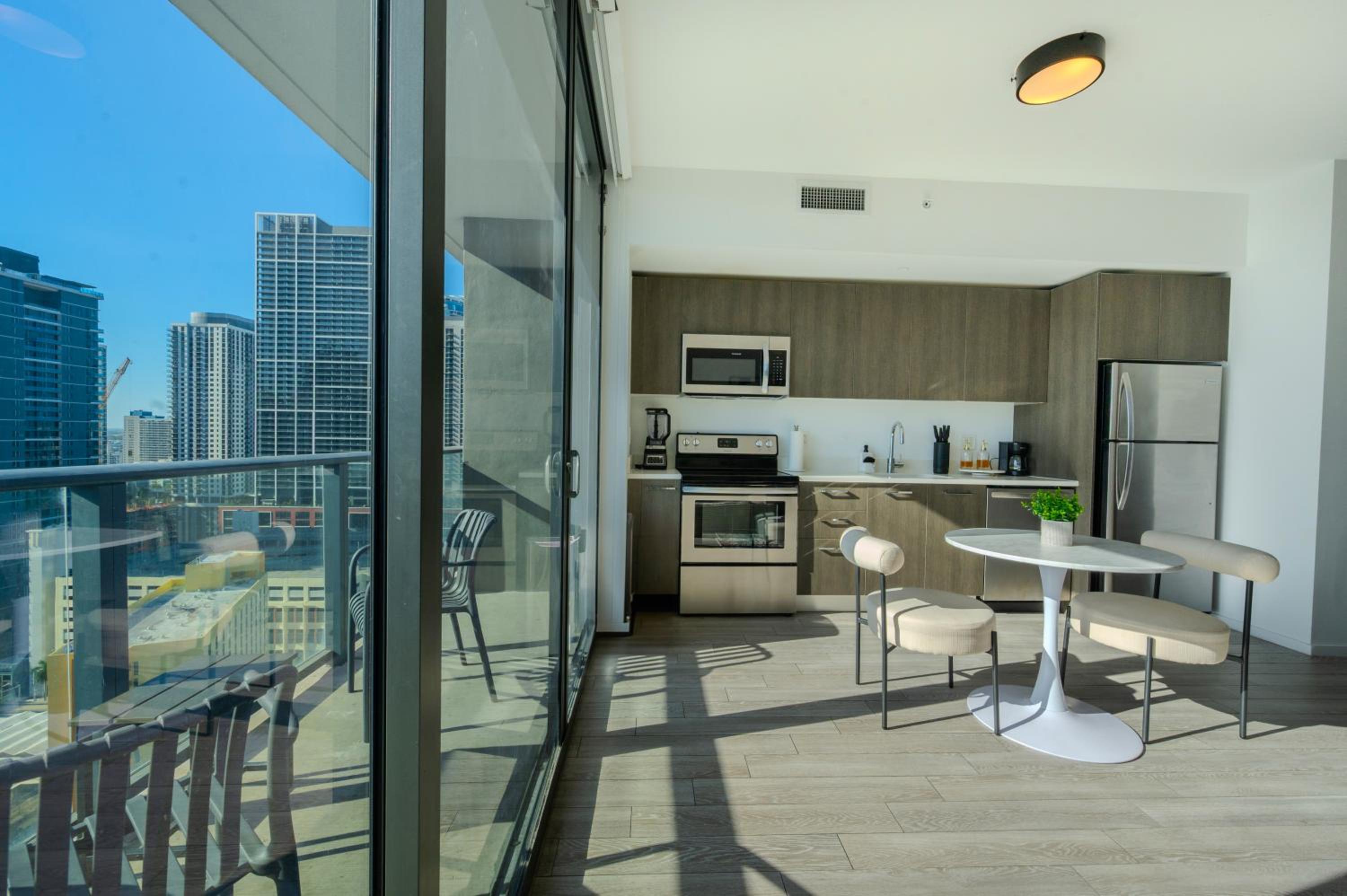 Brickell District Luxury Apartments - Bayfront Park - Free Parking - Gym & Rooftop Pool