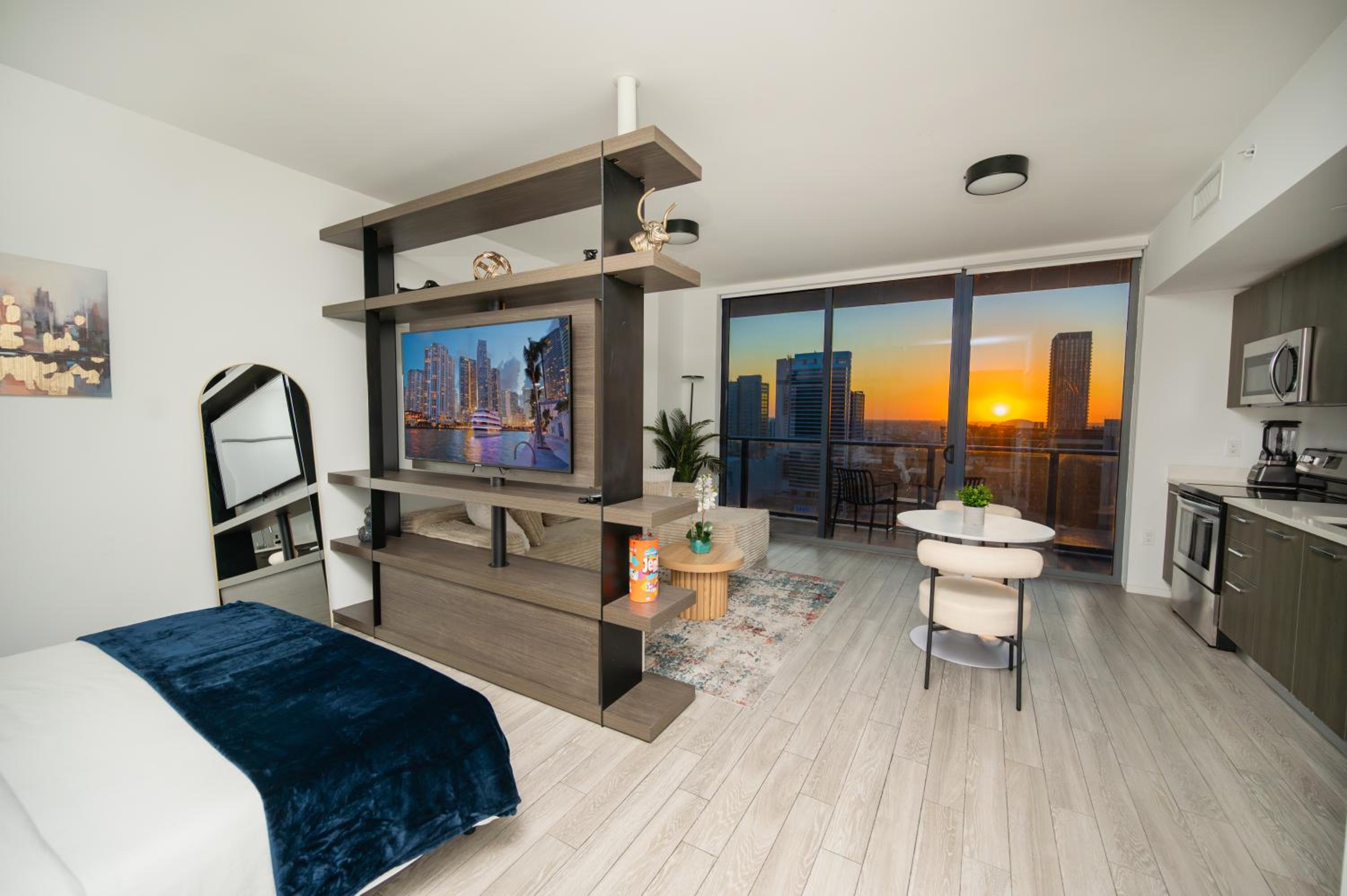 Brickell District Luxury Apartments - Bayfront Park - Free Parking - Gym & Rooftop Pool