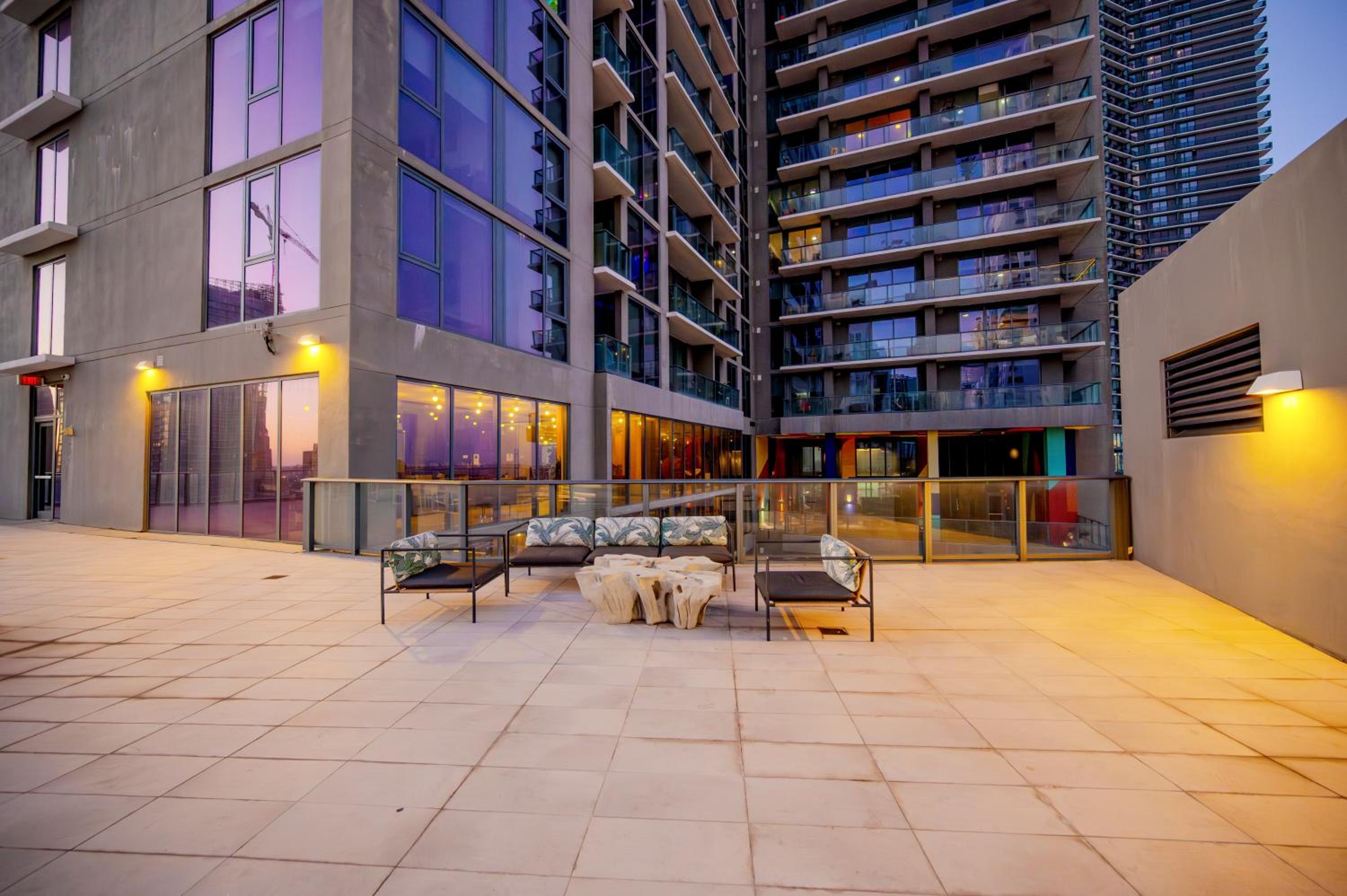 Brickell District Luxury Apartments - Bayfront Park - Free Parking - Gym & Rooftop Pool