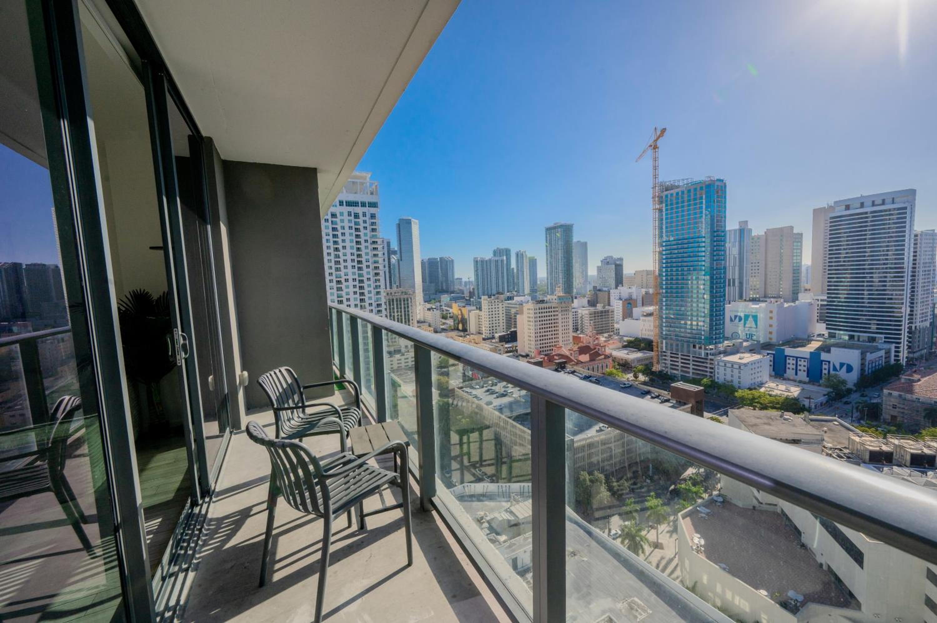 Brickell District Luxury Apartments - Bayfront Park - Free Parking - Gym & Rooftop Pool