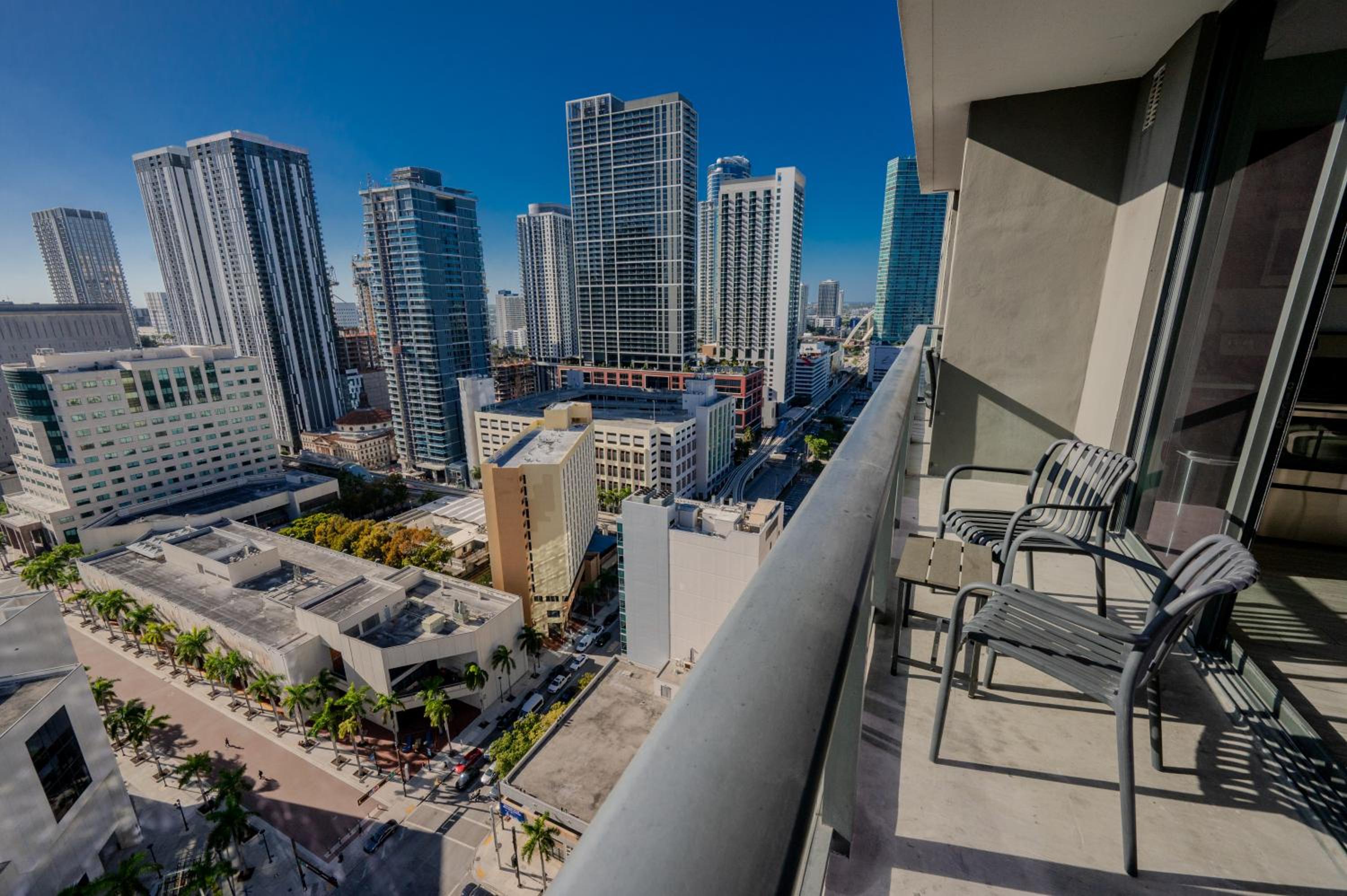 Brickell District Luxury Apartments - Bayfront Park - Free Parking - Gym & Rooftop Pool