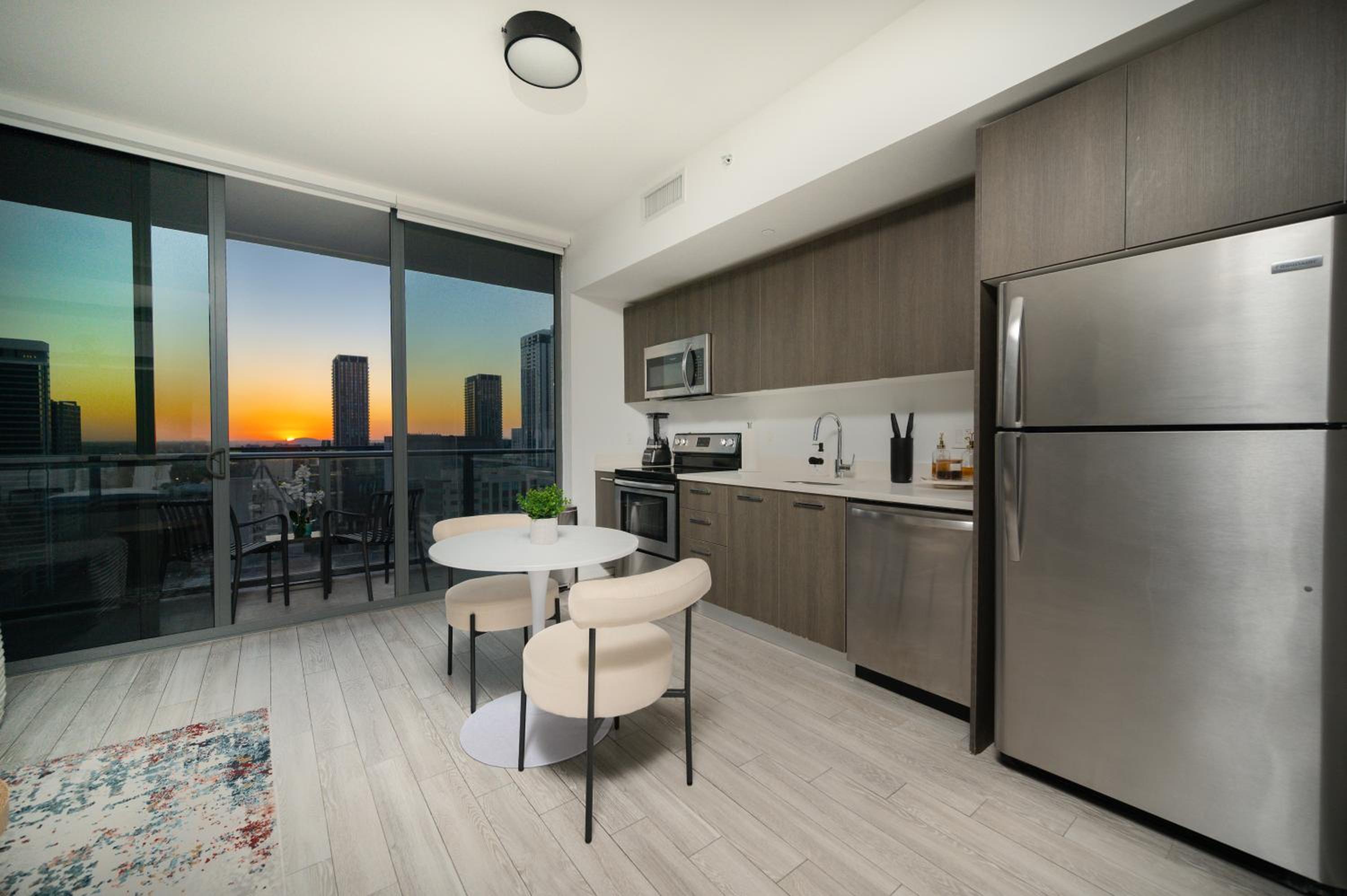 Brickell District Luxury Apartments - Bayfront Park - Free Parking - Gym & Rooftop Pool