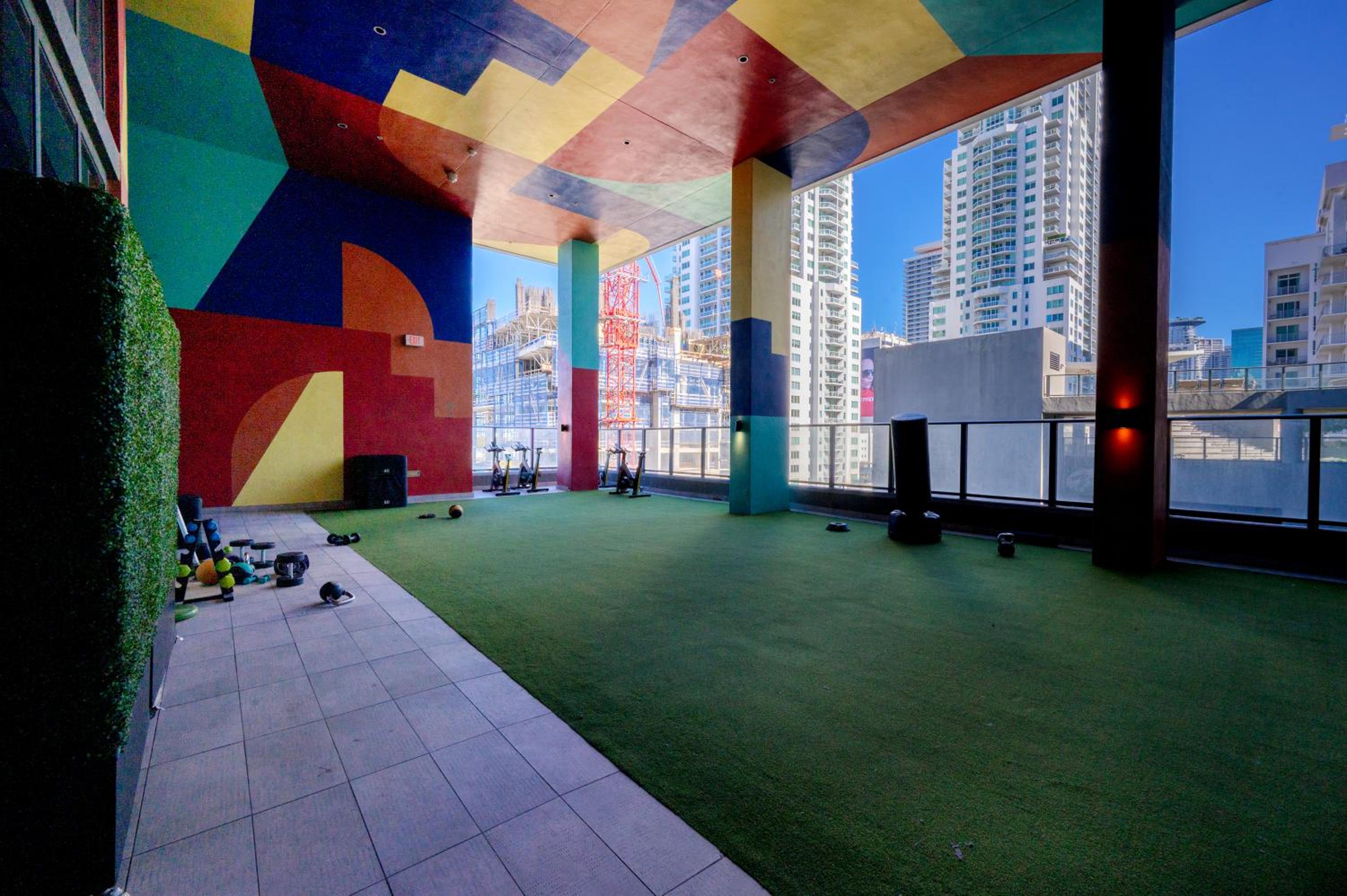 Brickell District Luxury Apartments - Bayfront Park - Free Parking - Gym & Rooftop Pool