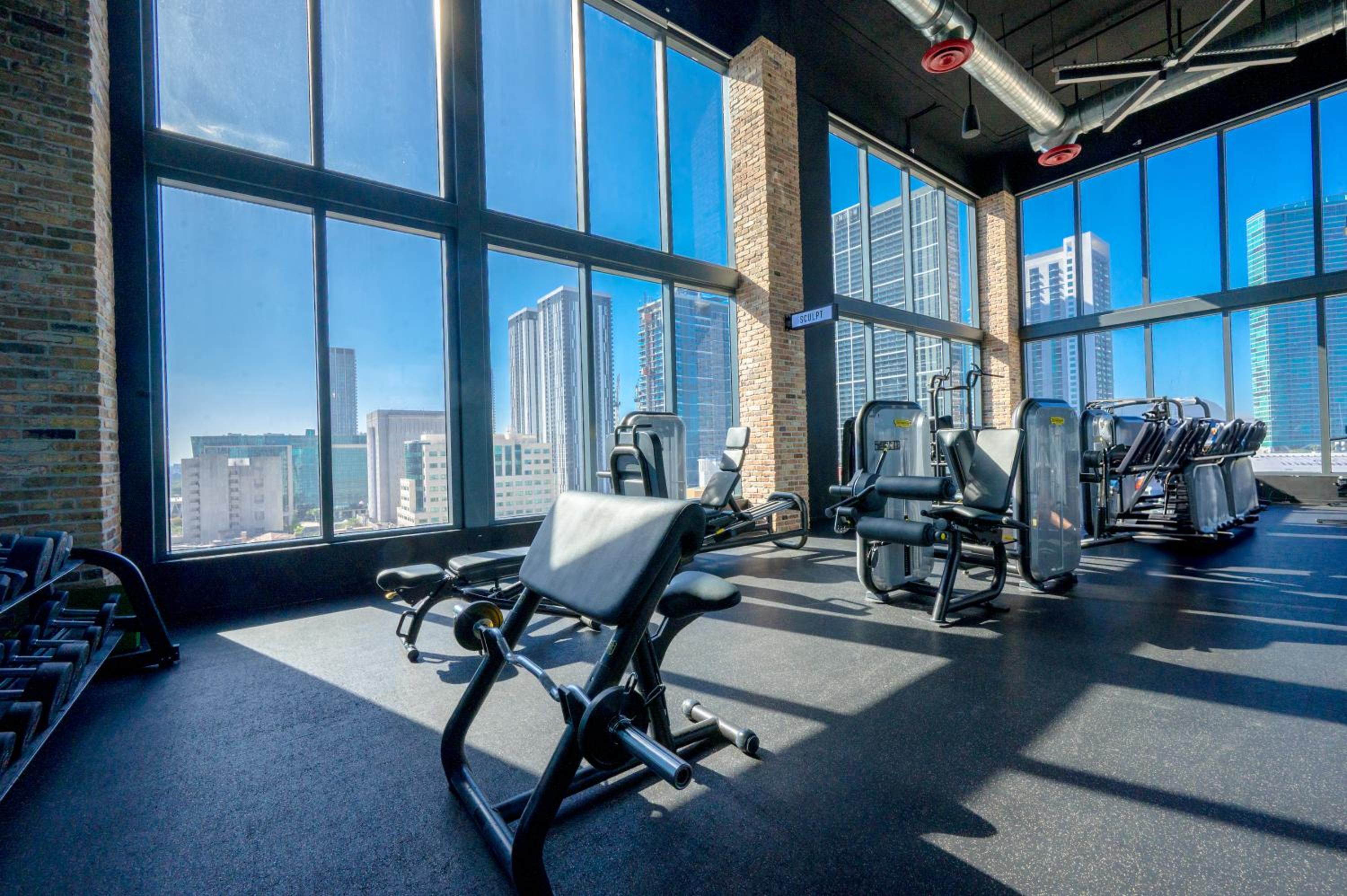 Brickell District Luxury Apartments - Bayfront Park - Free Parking - Gym & Rooftop Pool