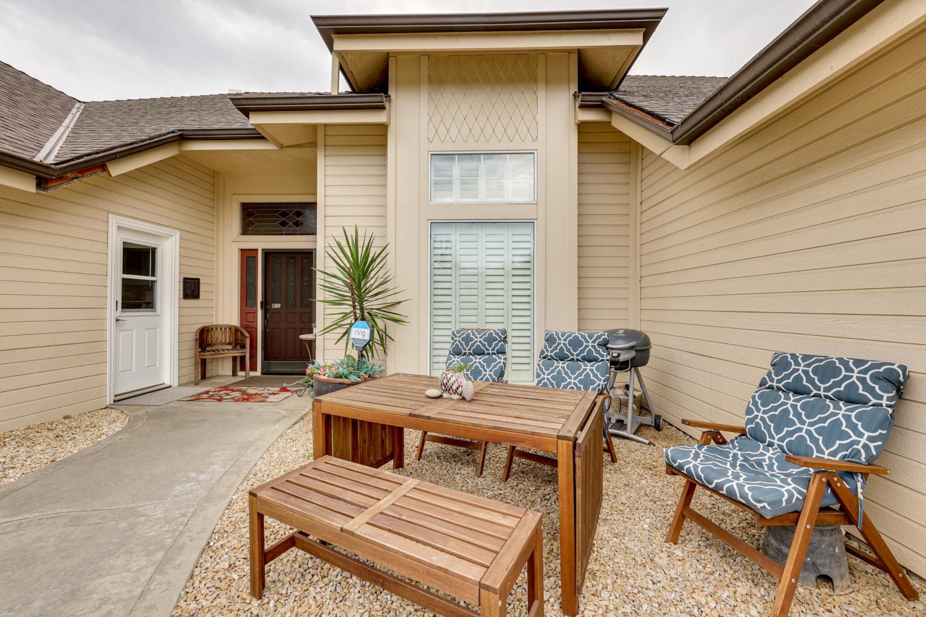 Golf, Hike, Explore Apt 9 Mi to Dtwn Fresno!