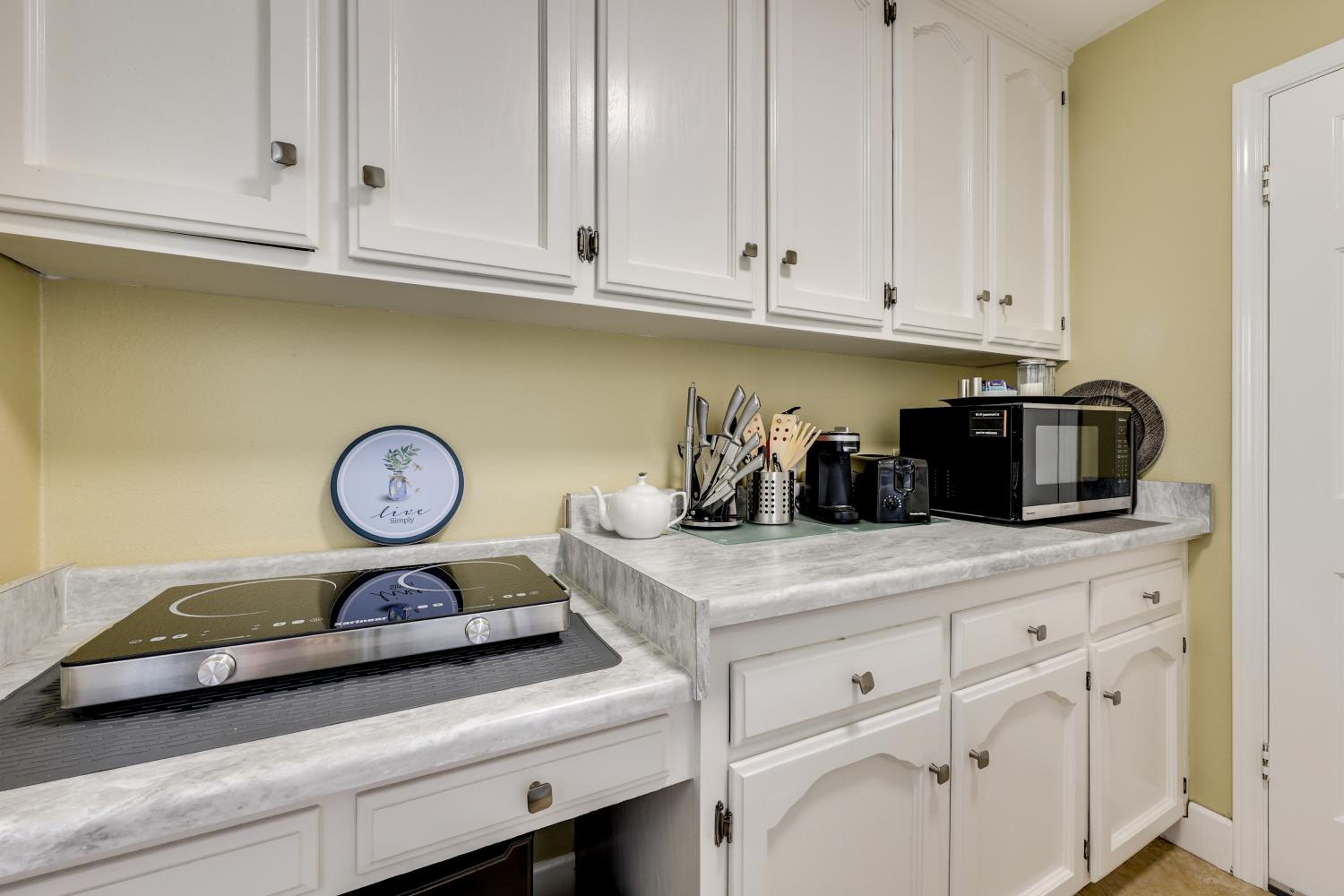Golf, Hike, Explore Apt 9 Mi to Dtwn Fresno!