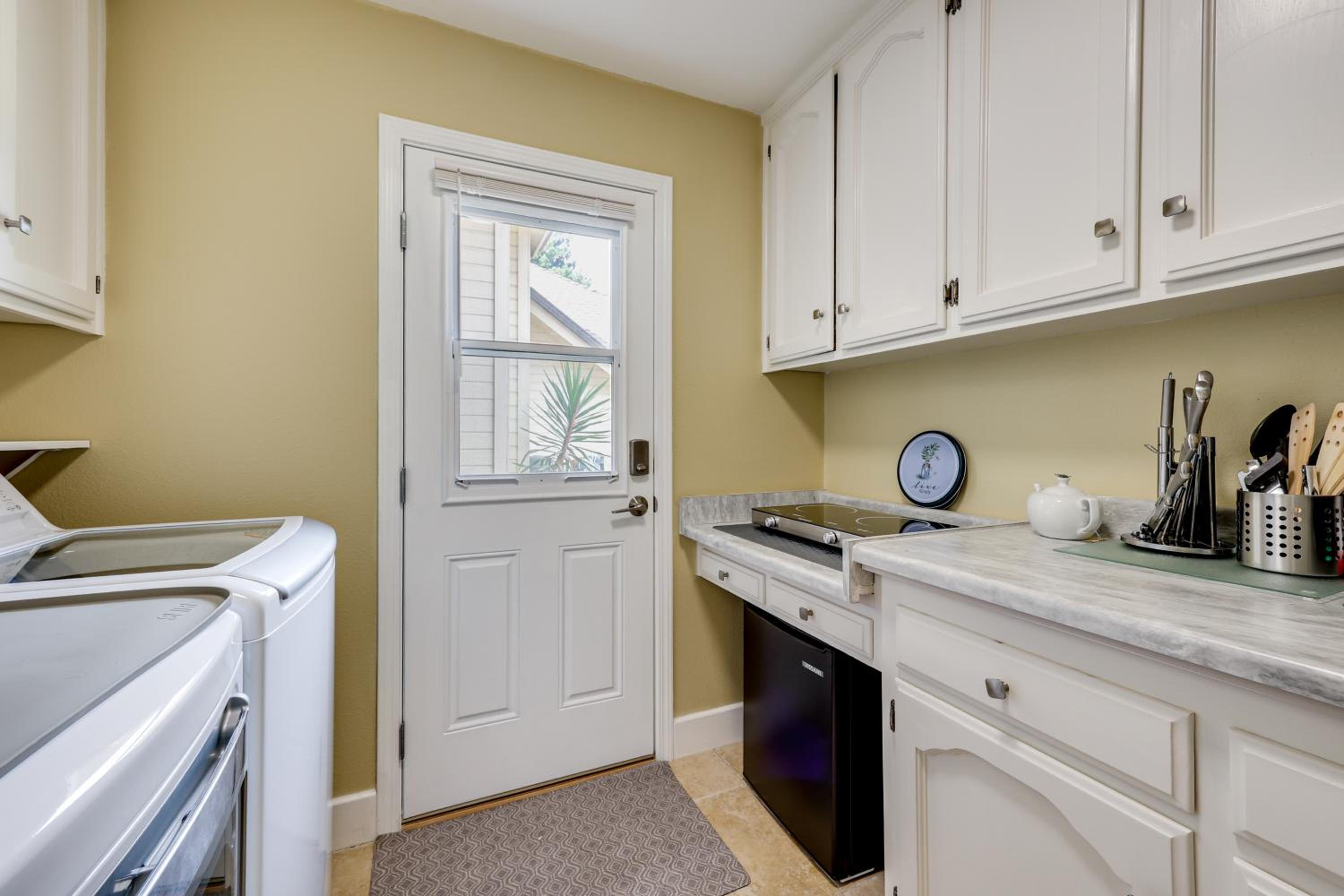 Golf, Hike, Explore Apt 9 Mi to Dtwn Fresno!