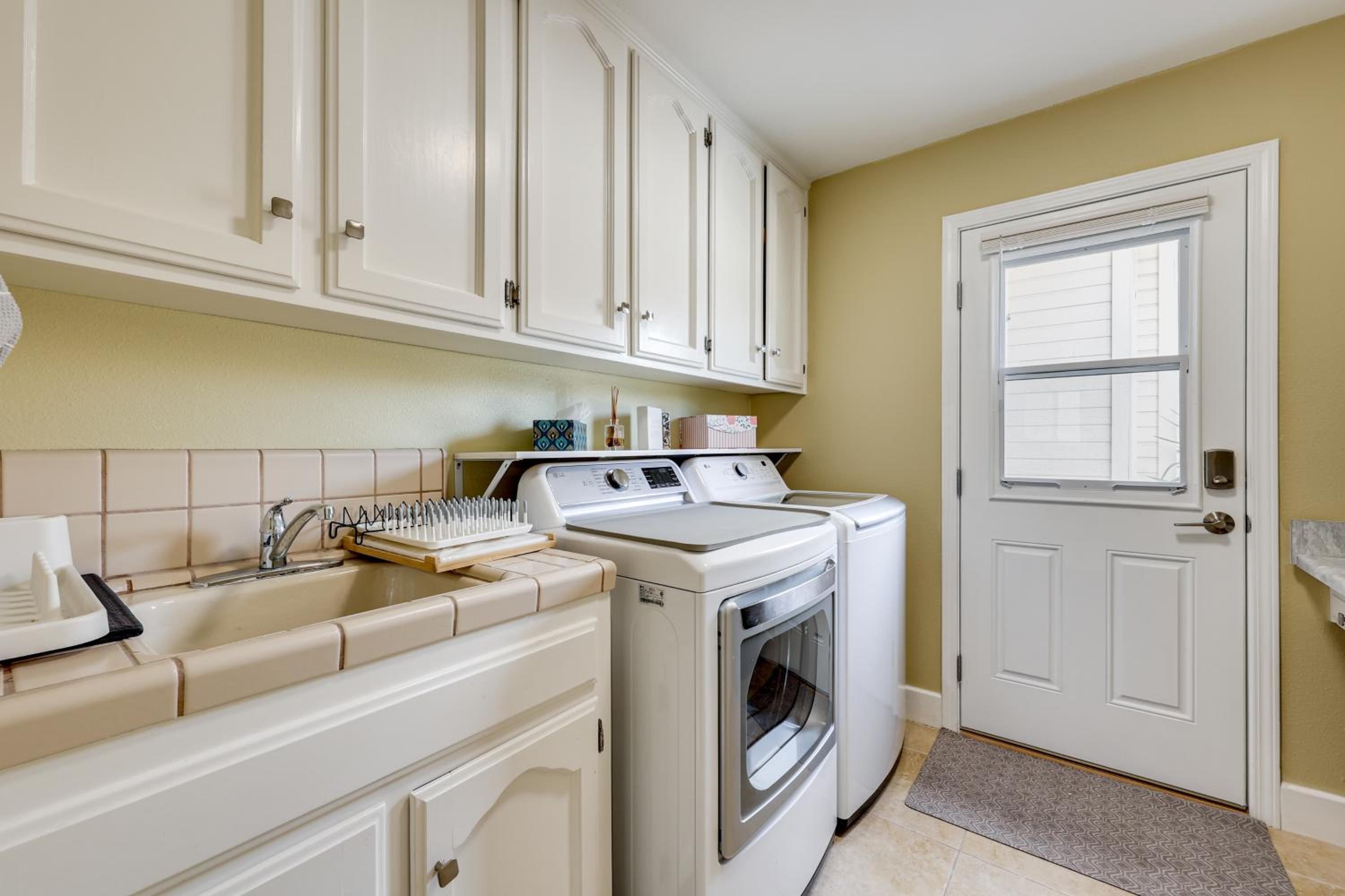 Golf, Hike, Explore Apt 9 Mi to Dtwn Fresno!