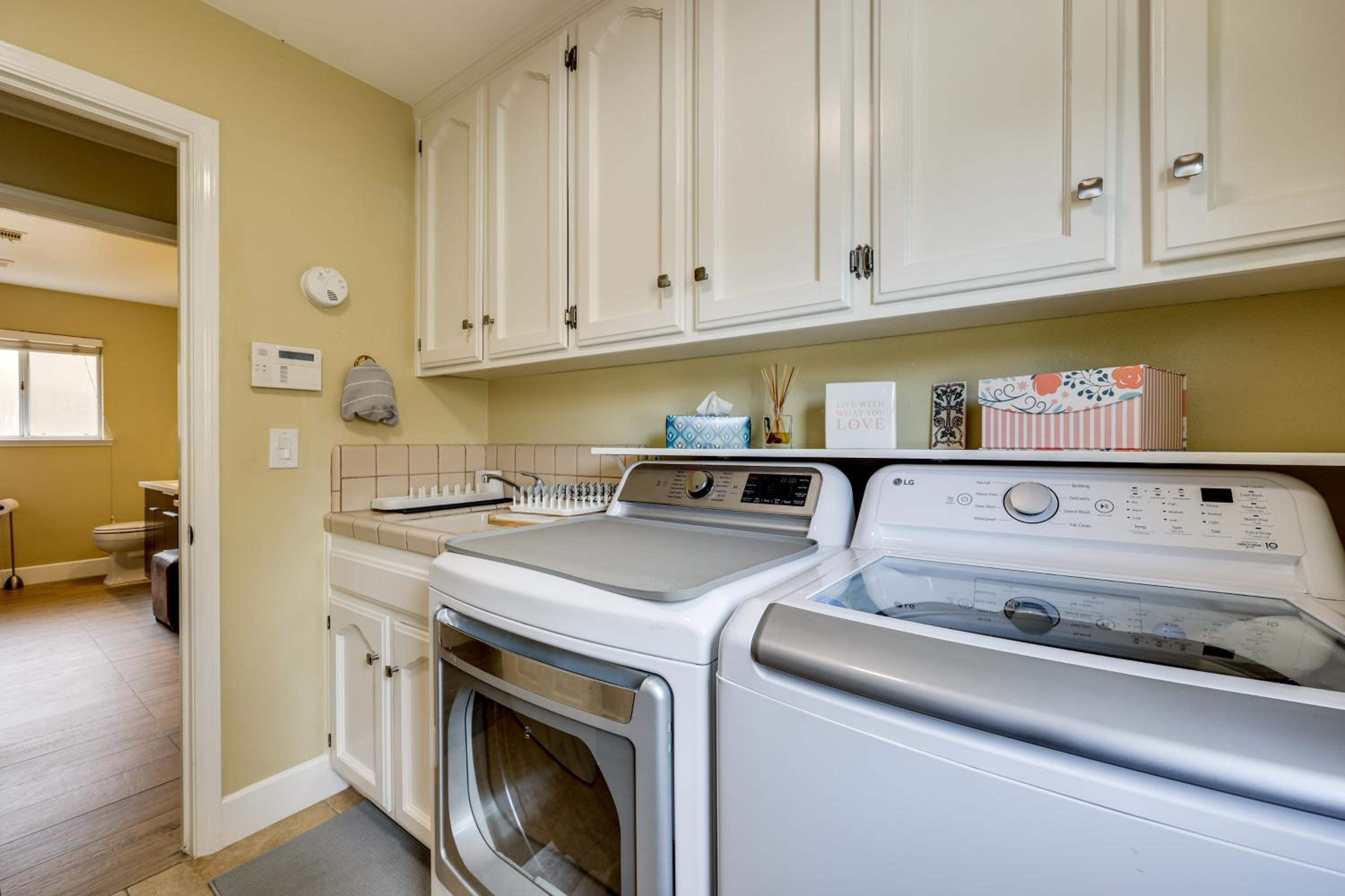 Golf, Hike, Explore Apt 9 Mi to Dtwn Fresno!