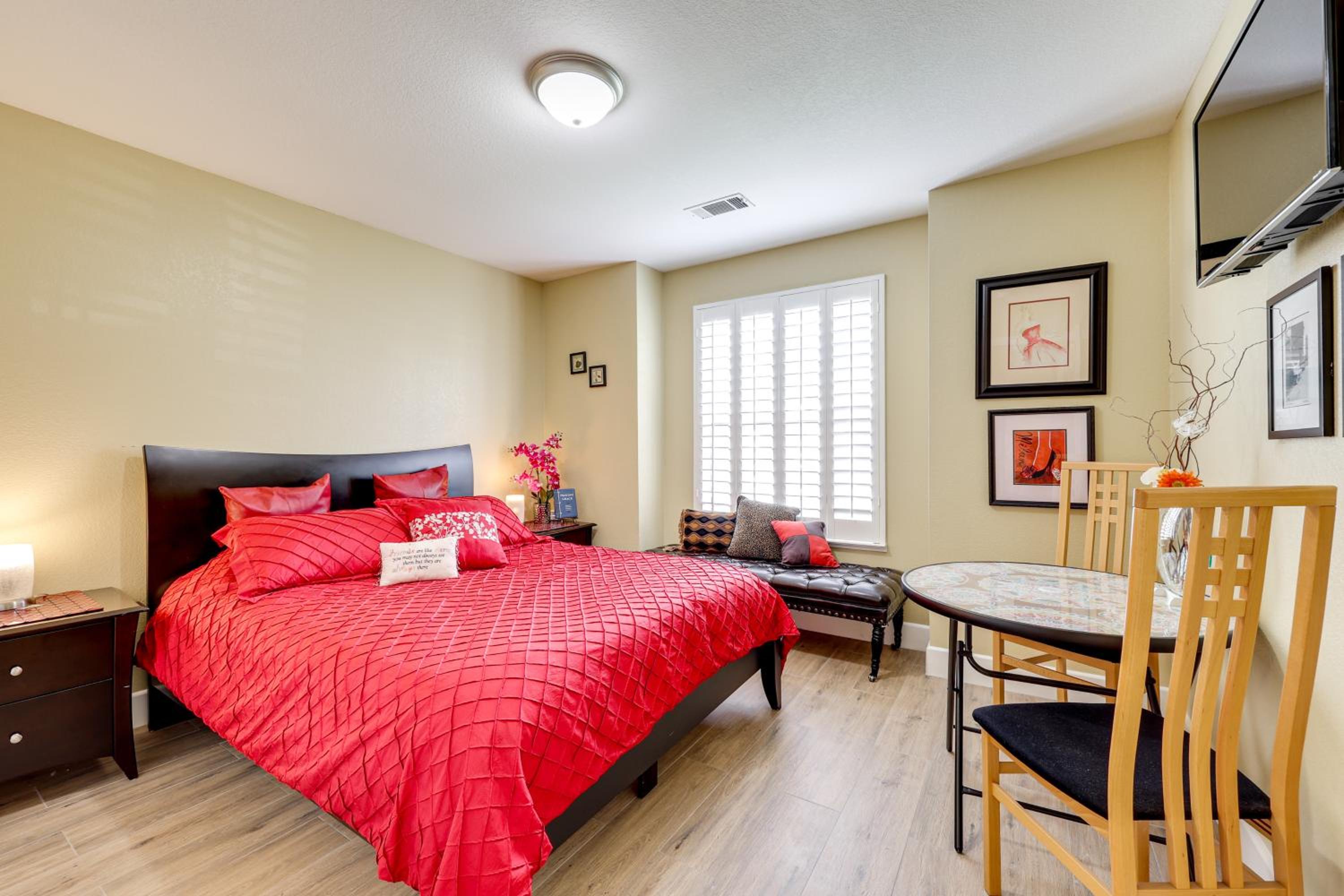 Golf, Hike, Explore Apt 9 Mi to Dtwn Fresno!