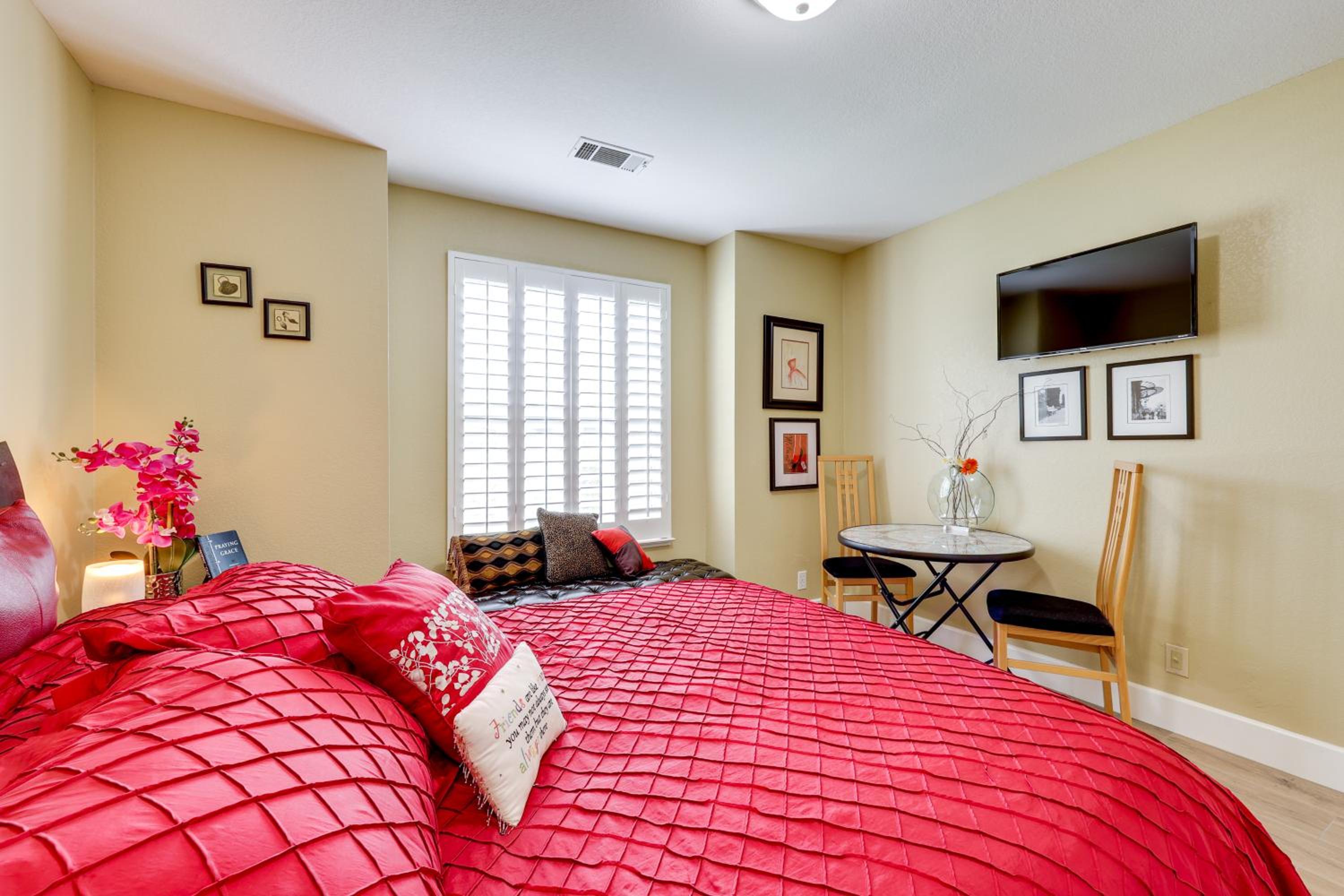 Golf, Hike, Explore Apt 9 Mi to Dtwn Fresno!