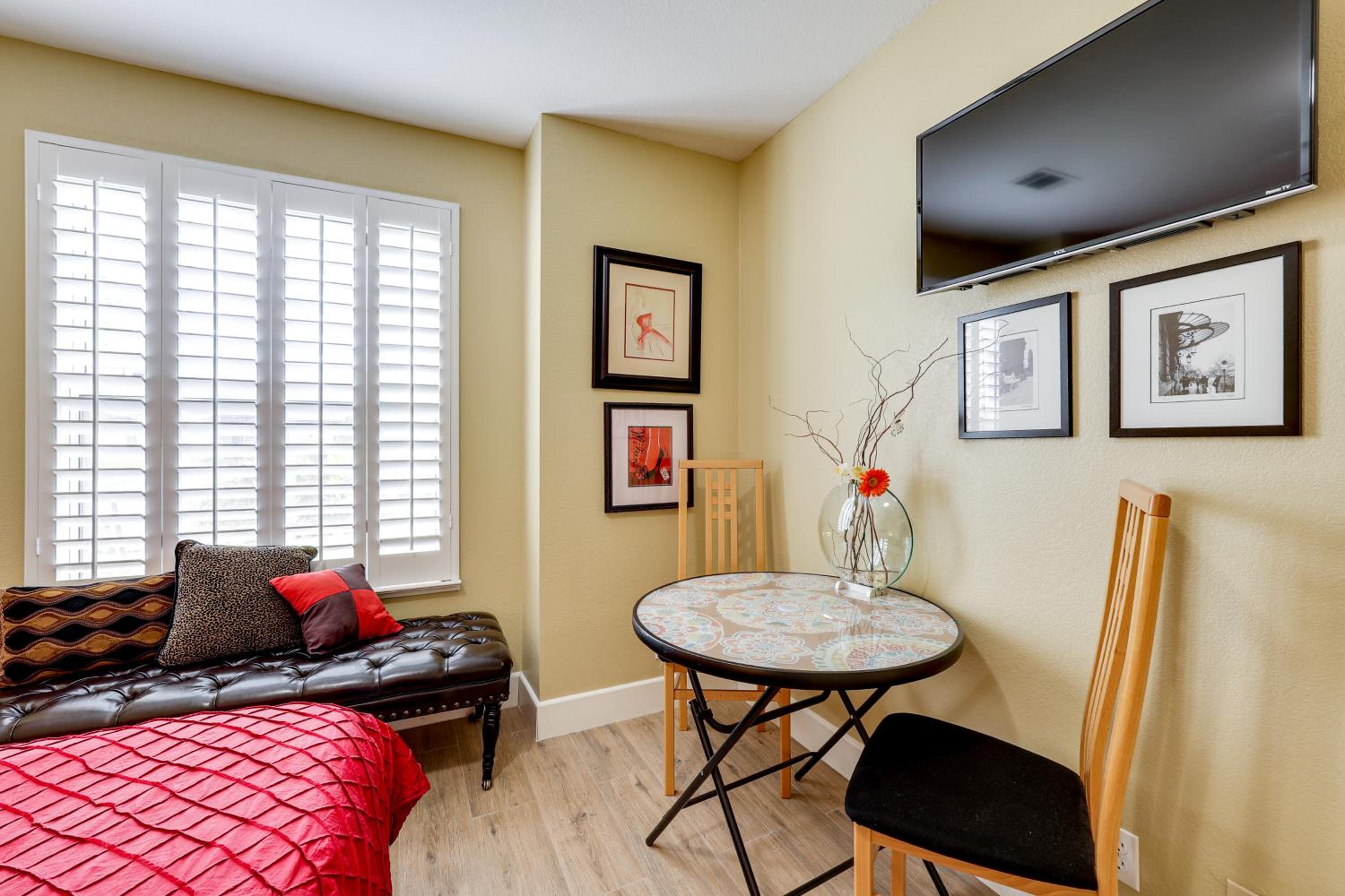 Golf, Hike, Explore Apt 9 Mi to Dtwn Fresno!