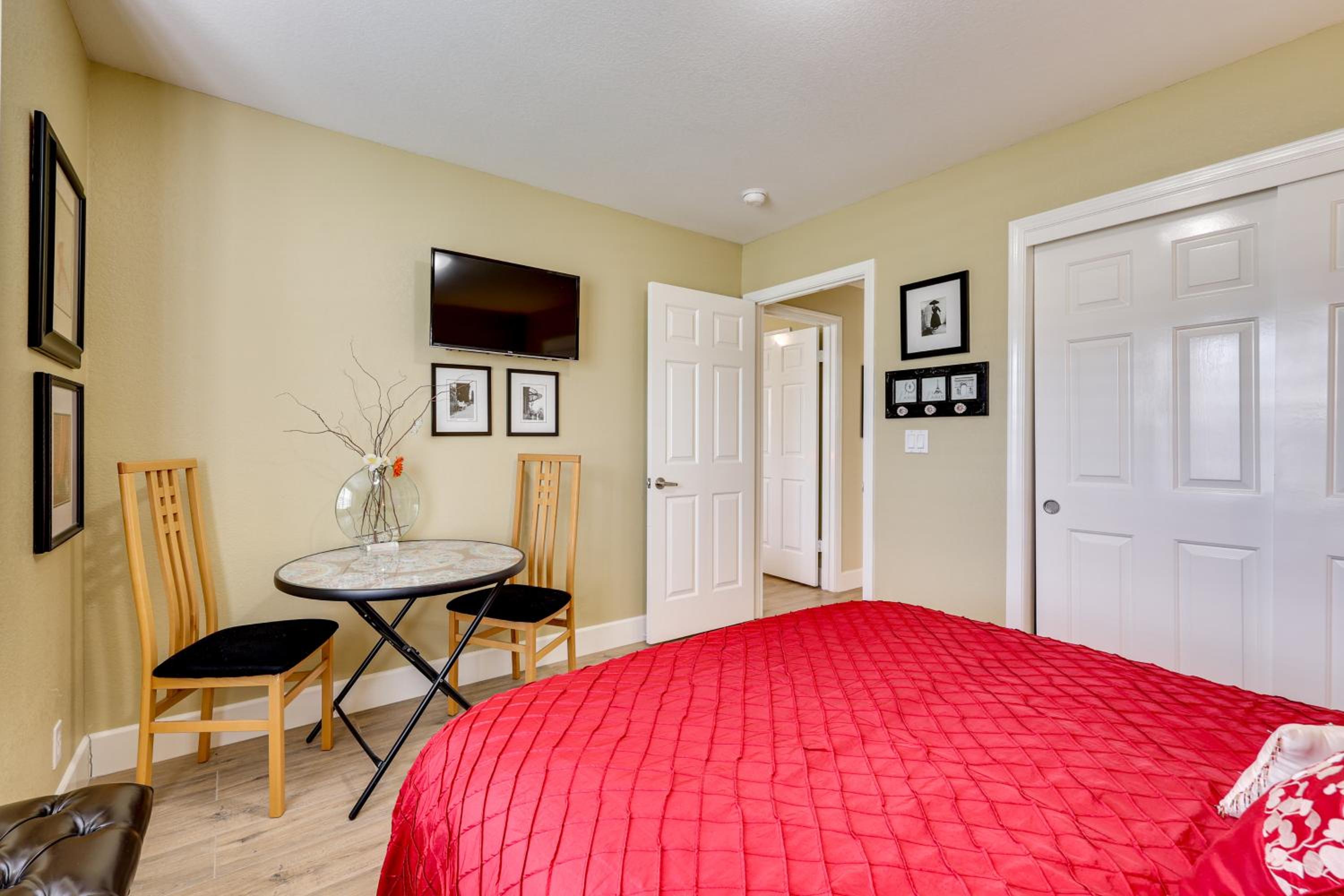 Golf, Hike, Explore Apt 9 Mi to Dtwn Fresno!