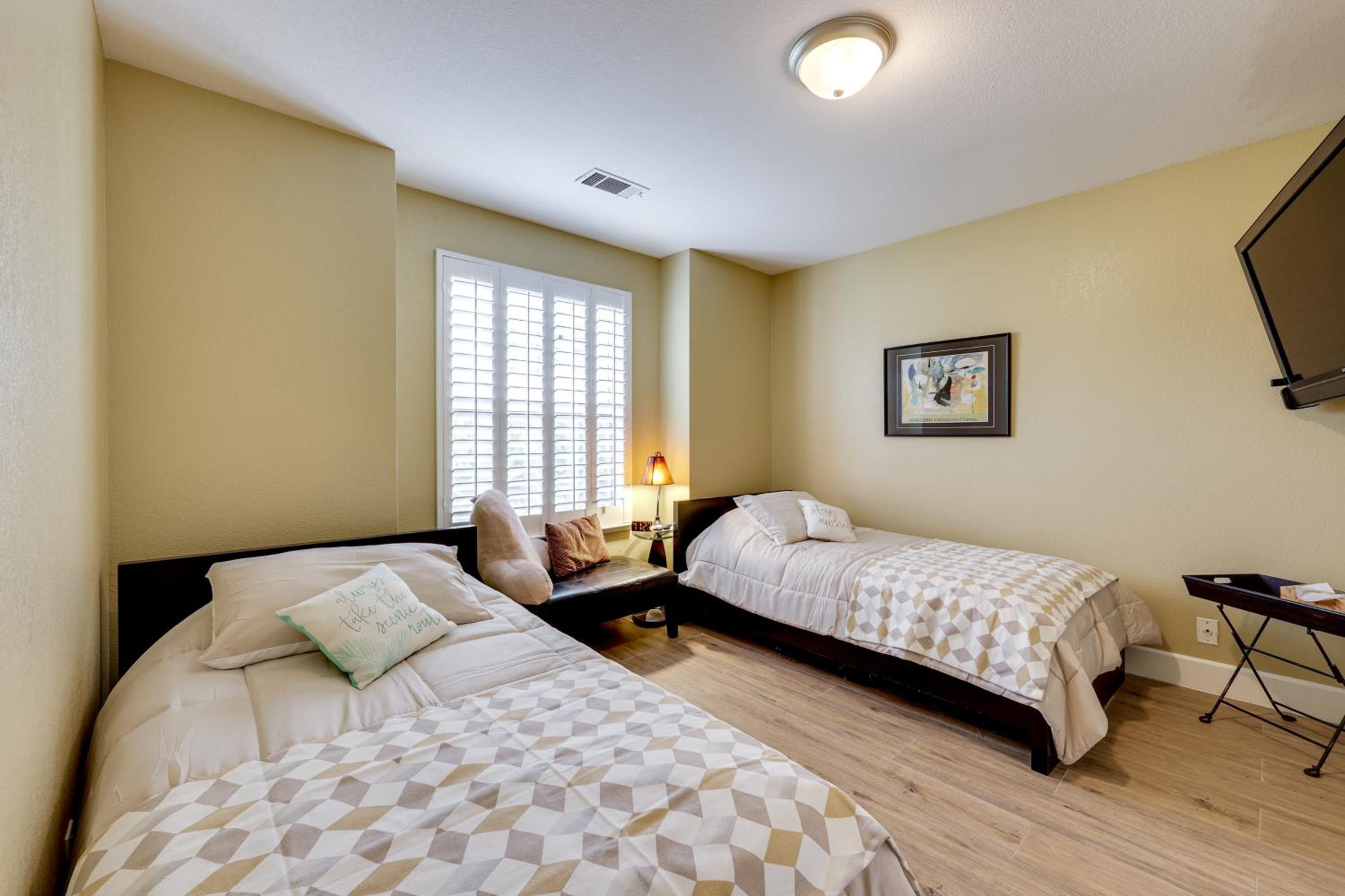 Golf, Hike, Explore Apt 9 Mi to Dtwn Fresno!