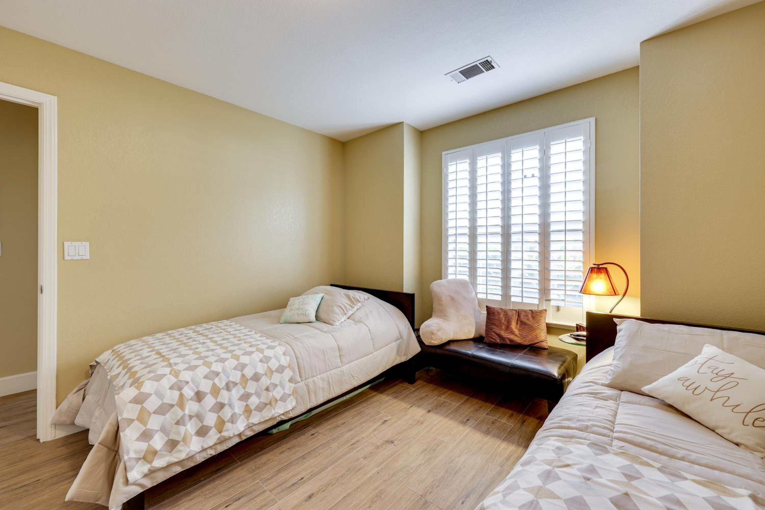 Golf, Hike, Explore Apt 9 Mi to Dtwn Fresno!