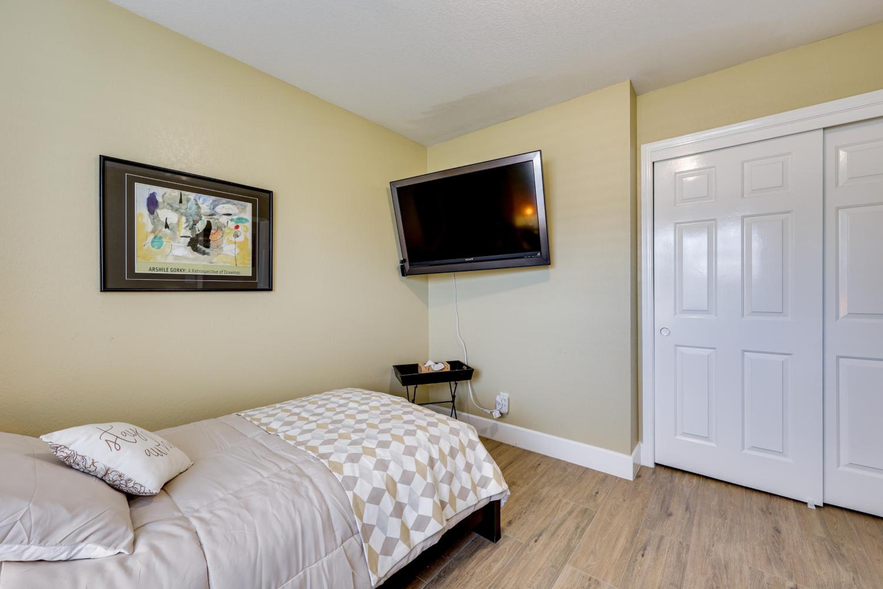 Golf, Hike, Explore Apt 9 Mi to Dtwn Fresno!