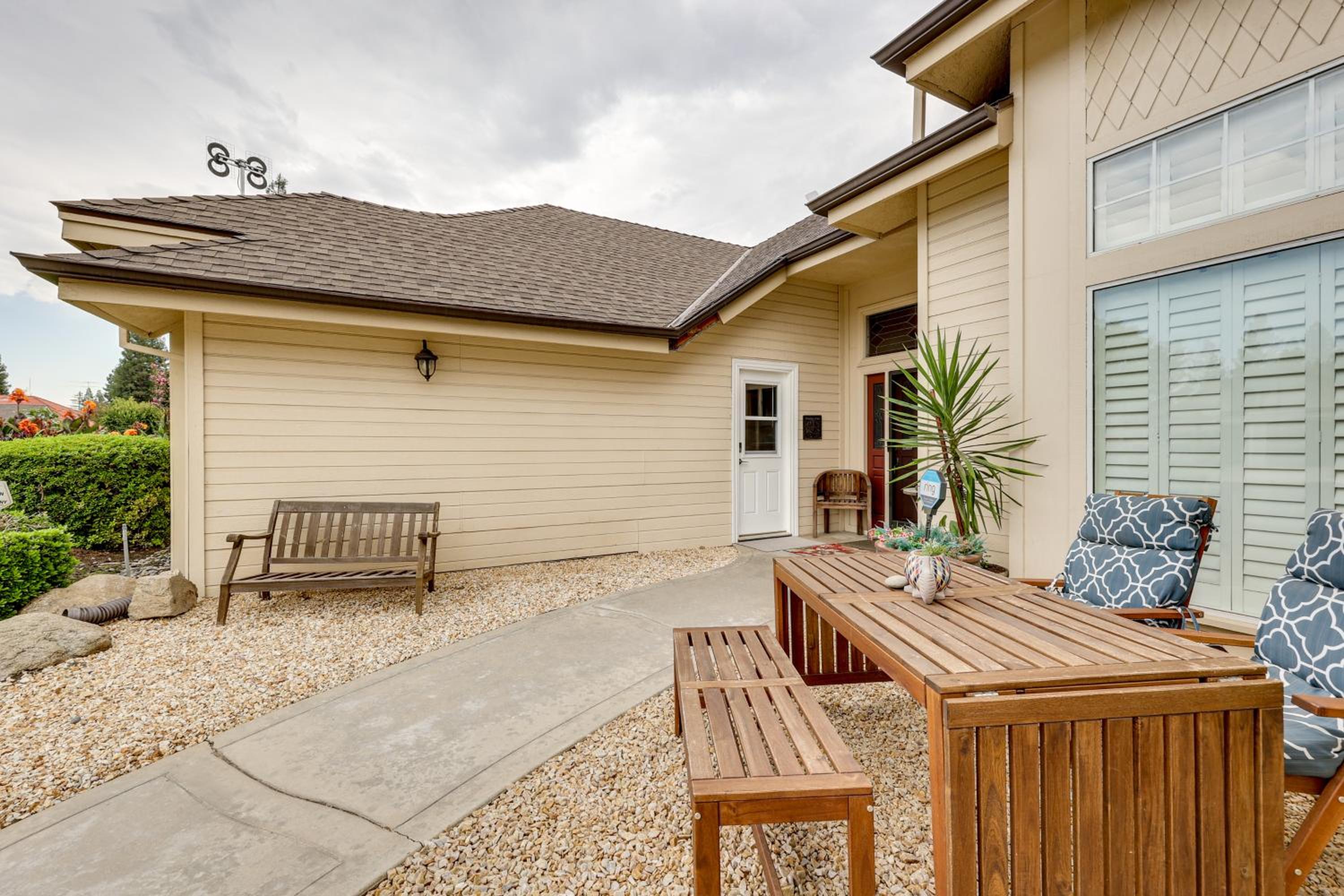 Golf, Hike, Explore Apt 9 Mi to Dtwn Fresno!