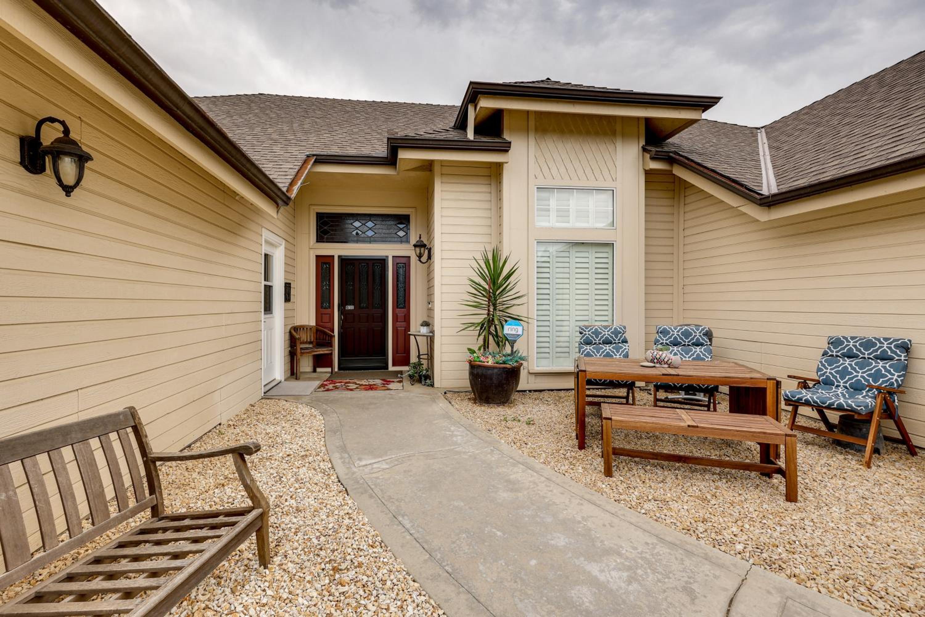 Golf, Hike, Explore Apt 9 Mi to Dtwn Fresno!