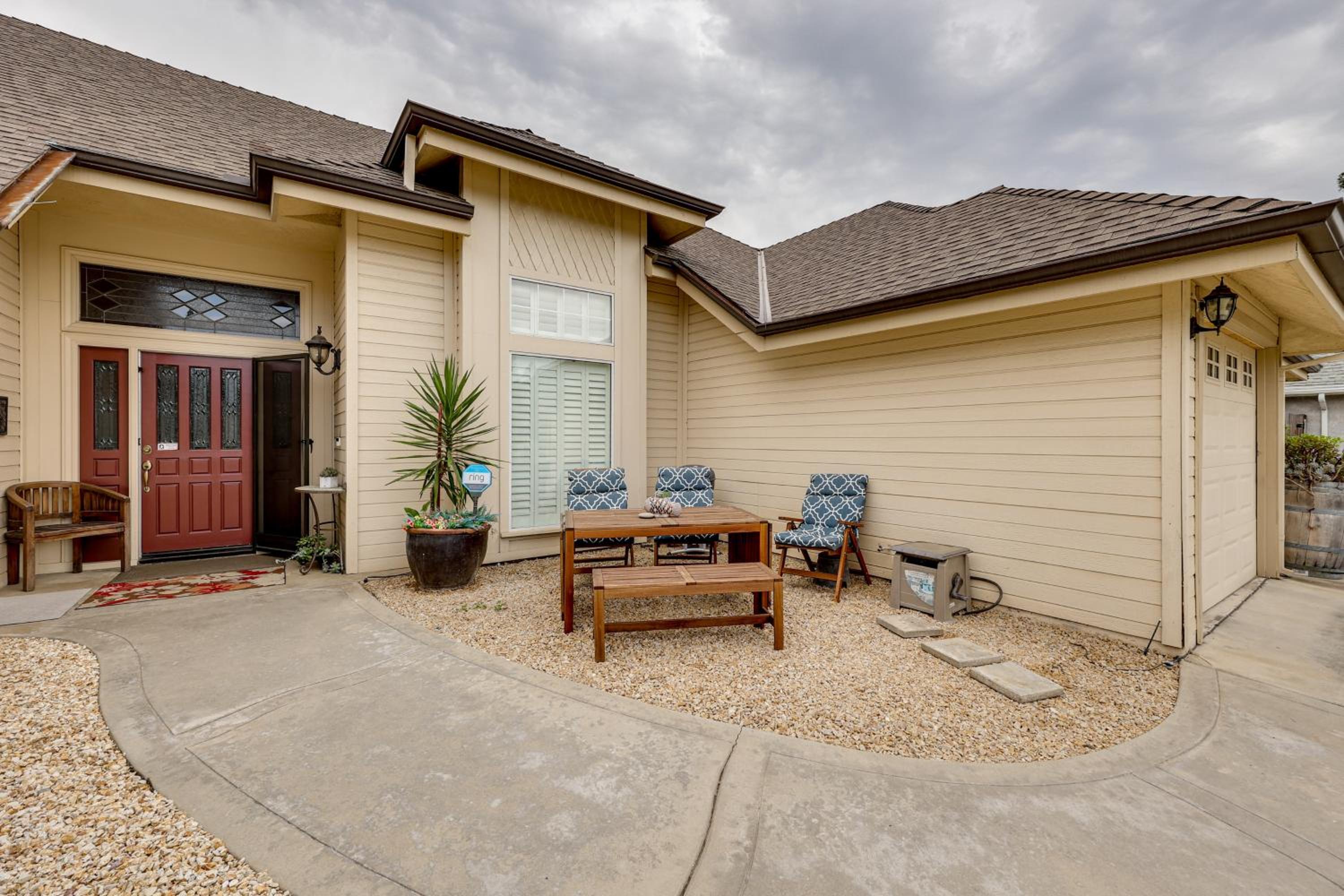 Golf, Hike, Explore Apt 9 Mi to Dtwn Fresno!