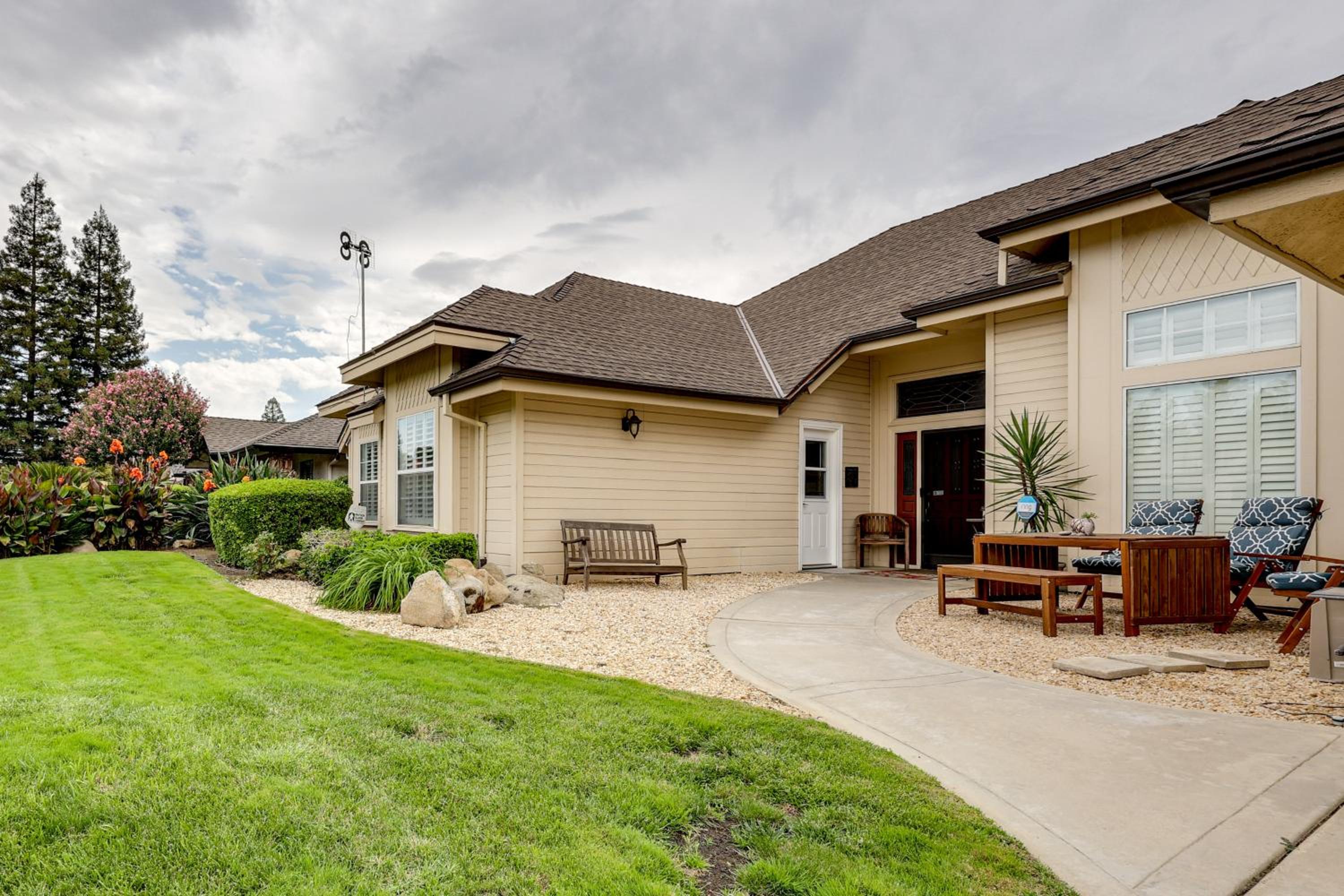 Golf, Hike, Explore Apt 9 Mi to Dtwn Fresno!