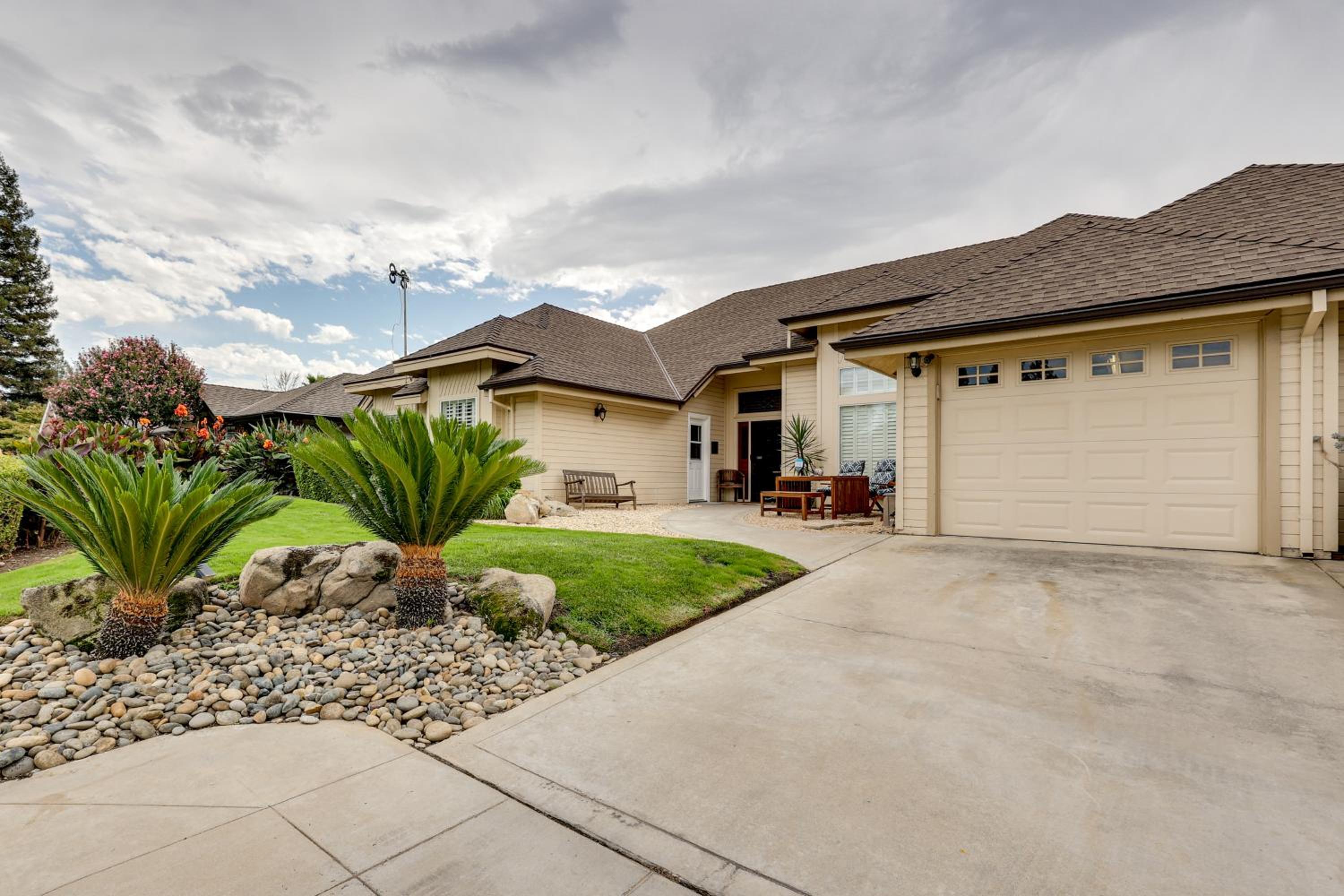 Golf, Hike, Explore Apt 9 Mi to Dtwn Fresno!
