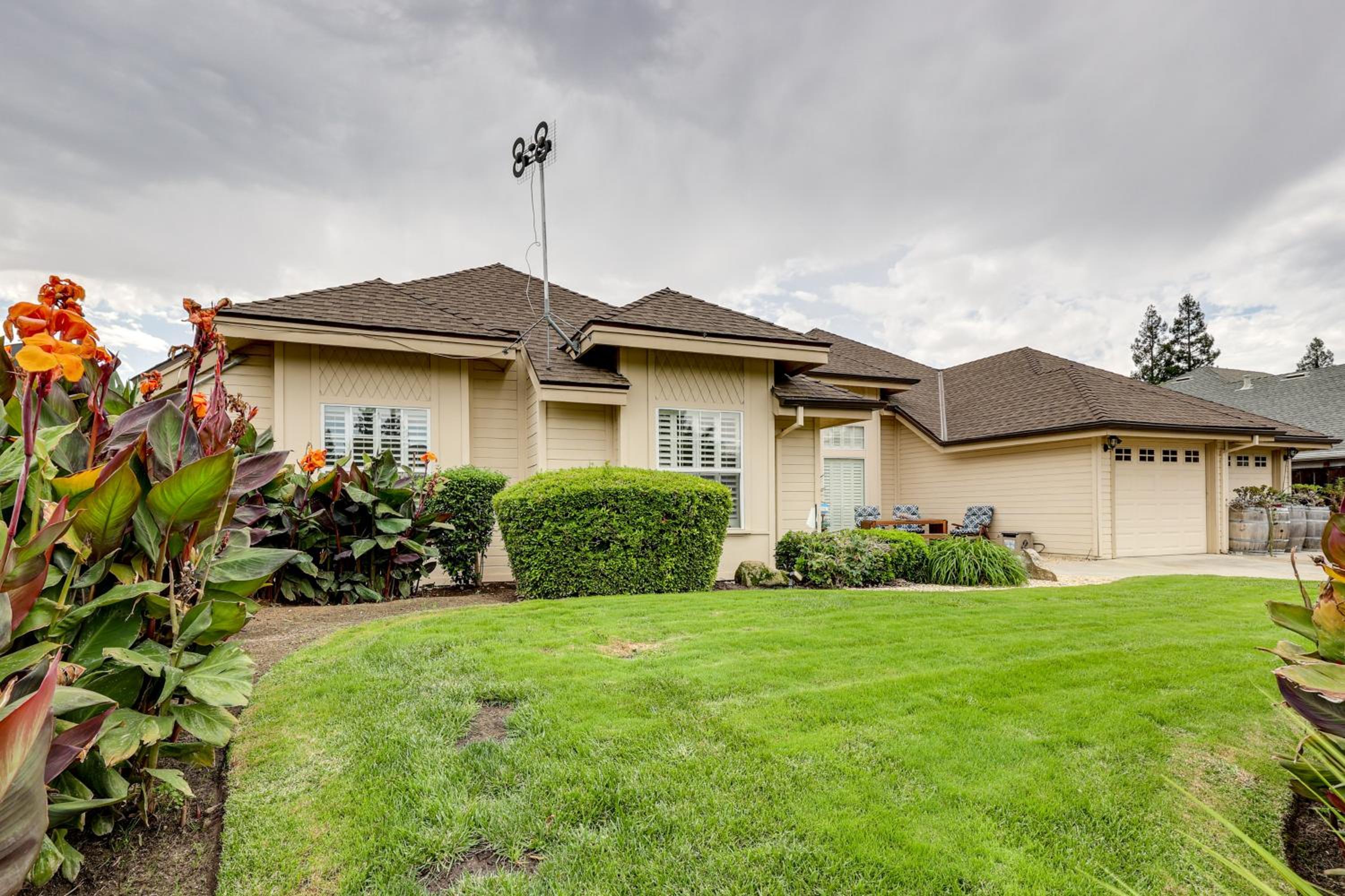 Golf, Hike, Explore Apt 9 Mi to Dtwn Fresno!