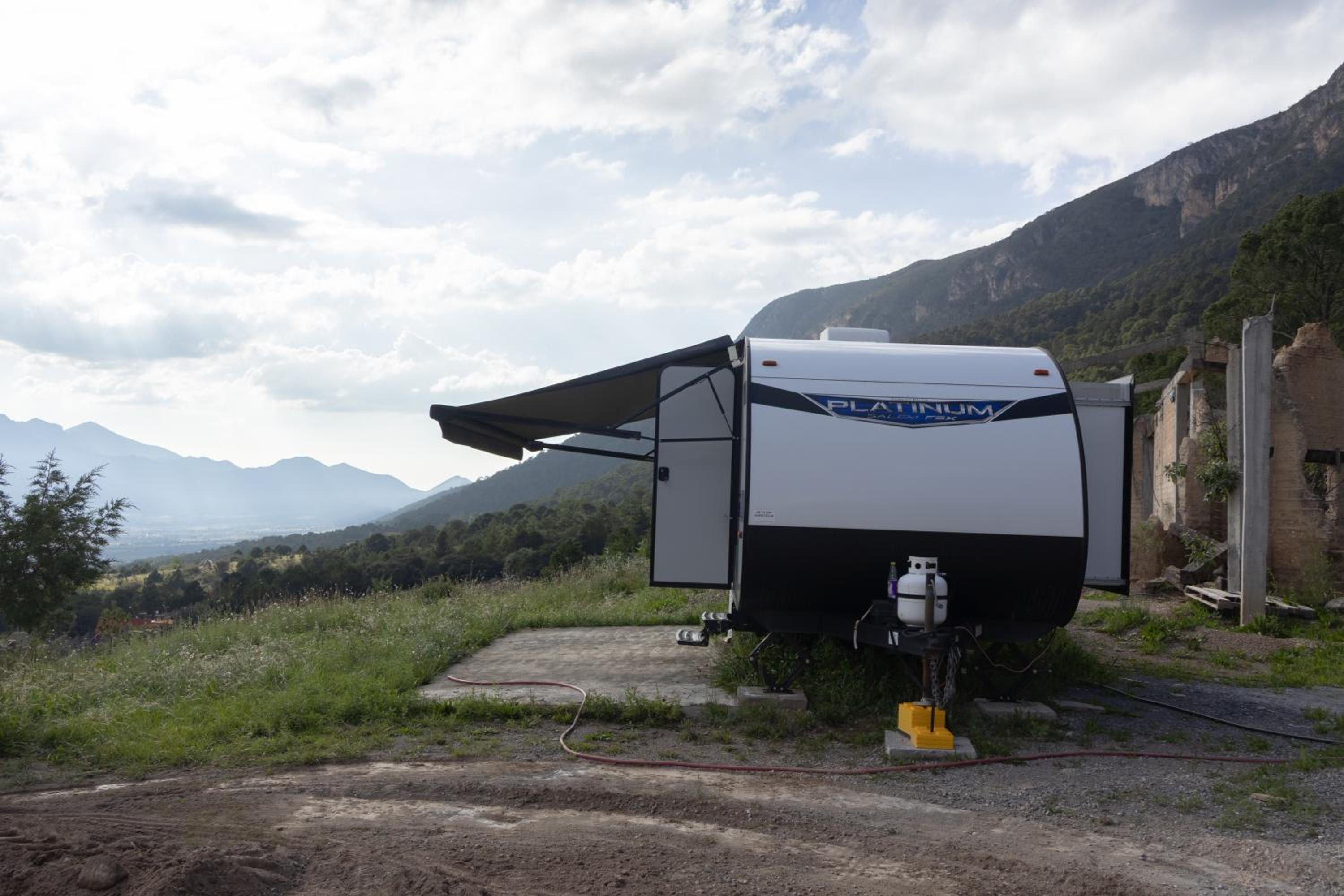 RV completamente equipado en viñedo