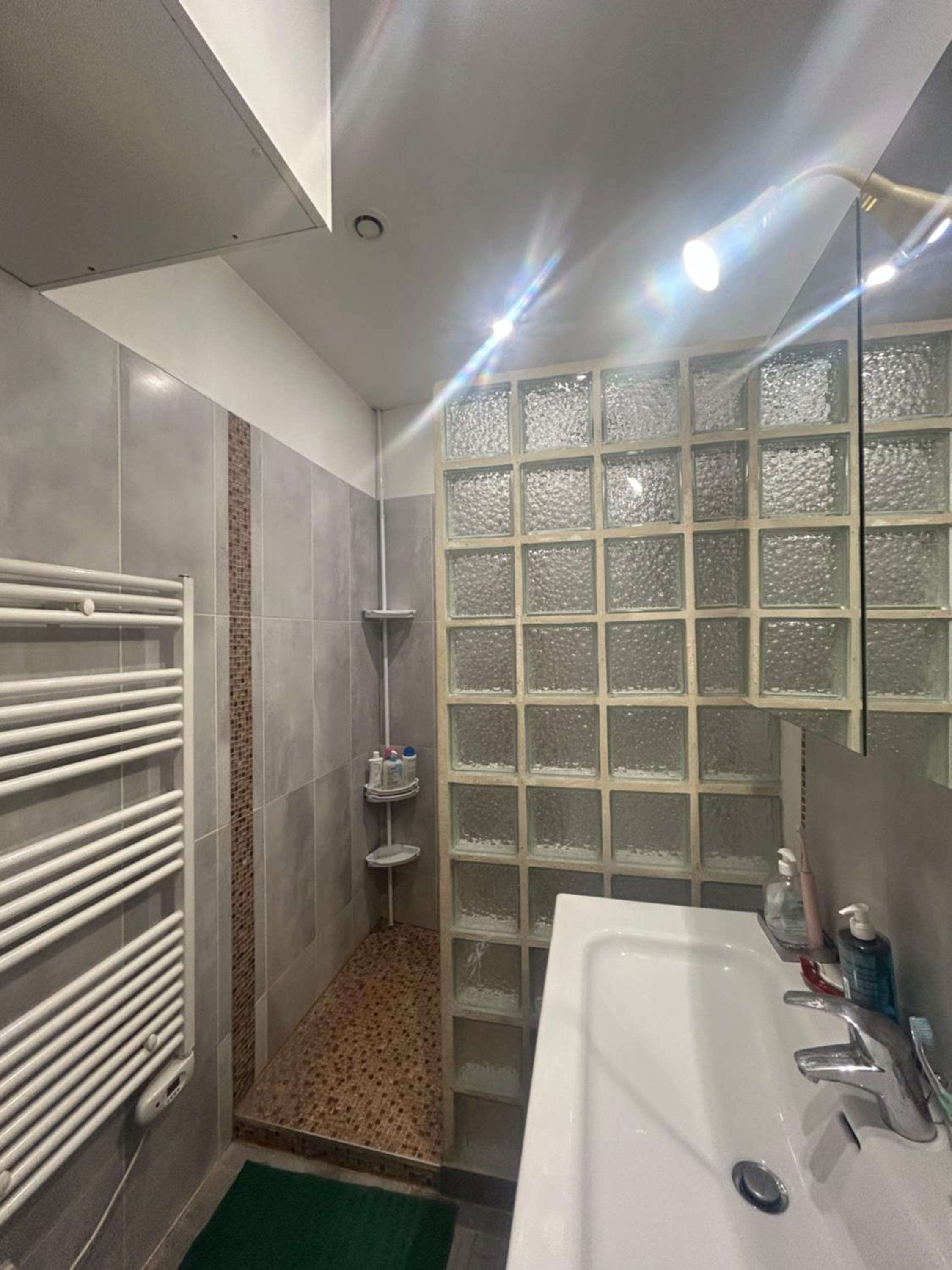 Comfort Parisian Room and Sofa Bed 1 min to Metro M4 & T3A