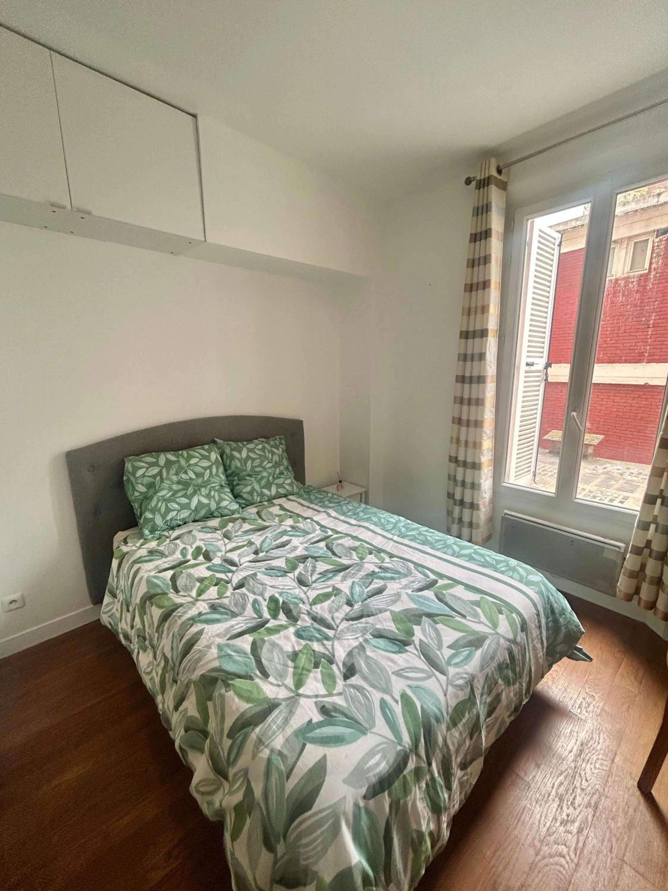 Comfort Parisian Room and Sofa Bed 1 min to Metro M4 & T3A