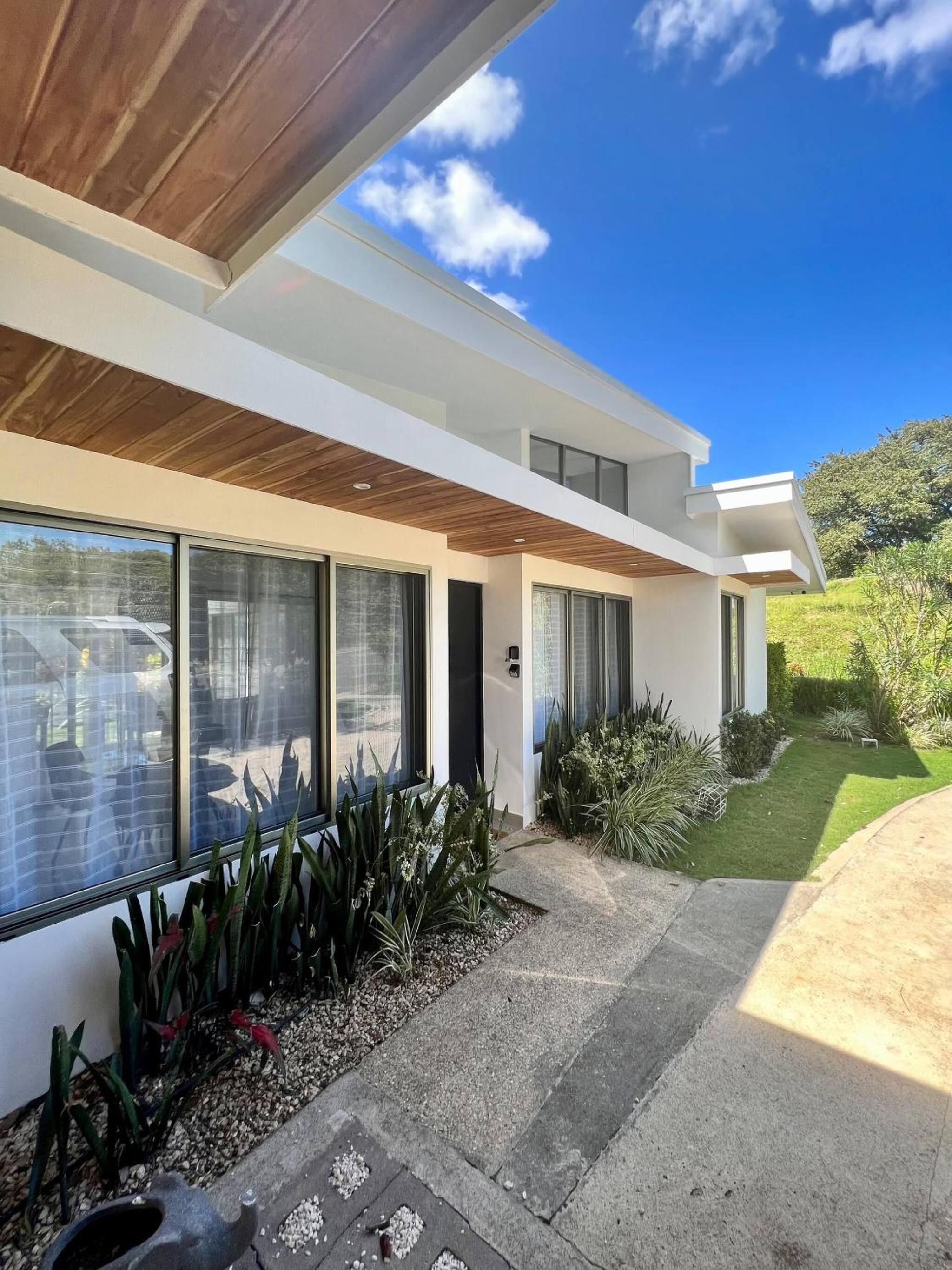 Casa Bella 3 Bdrm House w Pool in Gated Community