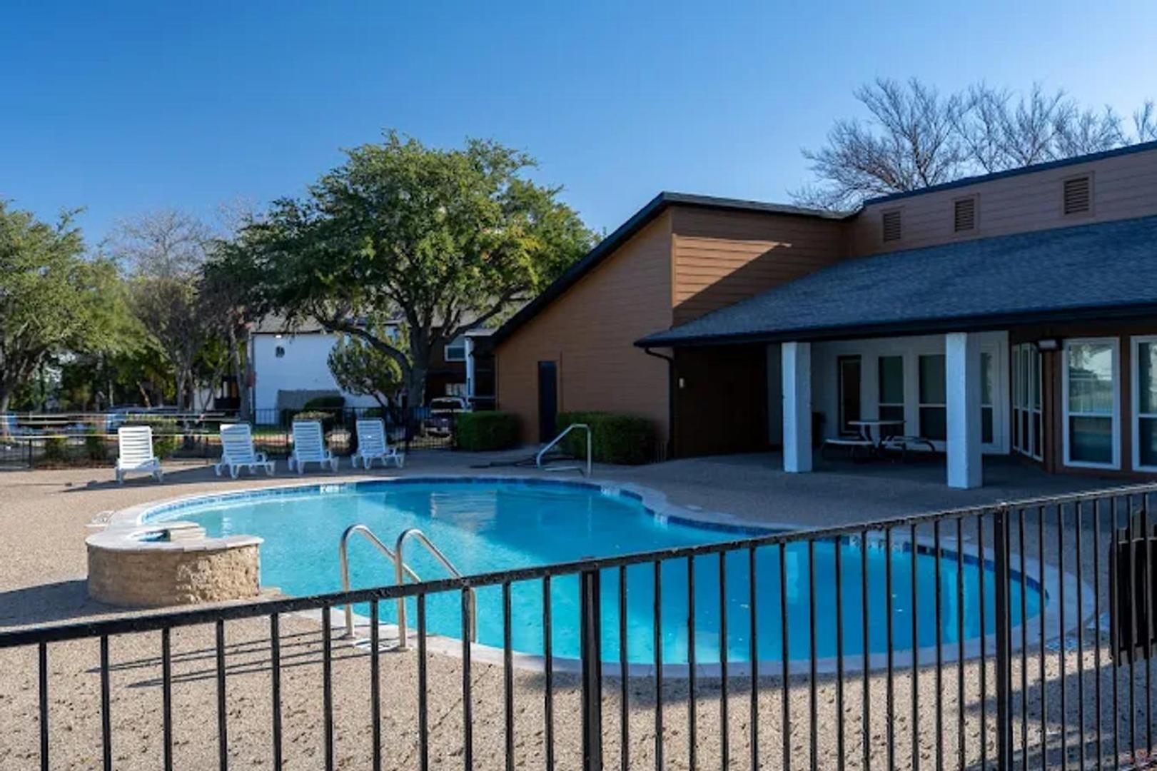 Landing Amazing 1BD Tennis Court Pool