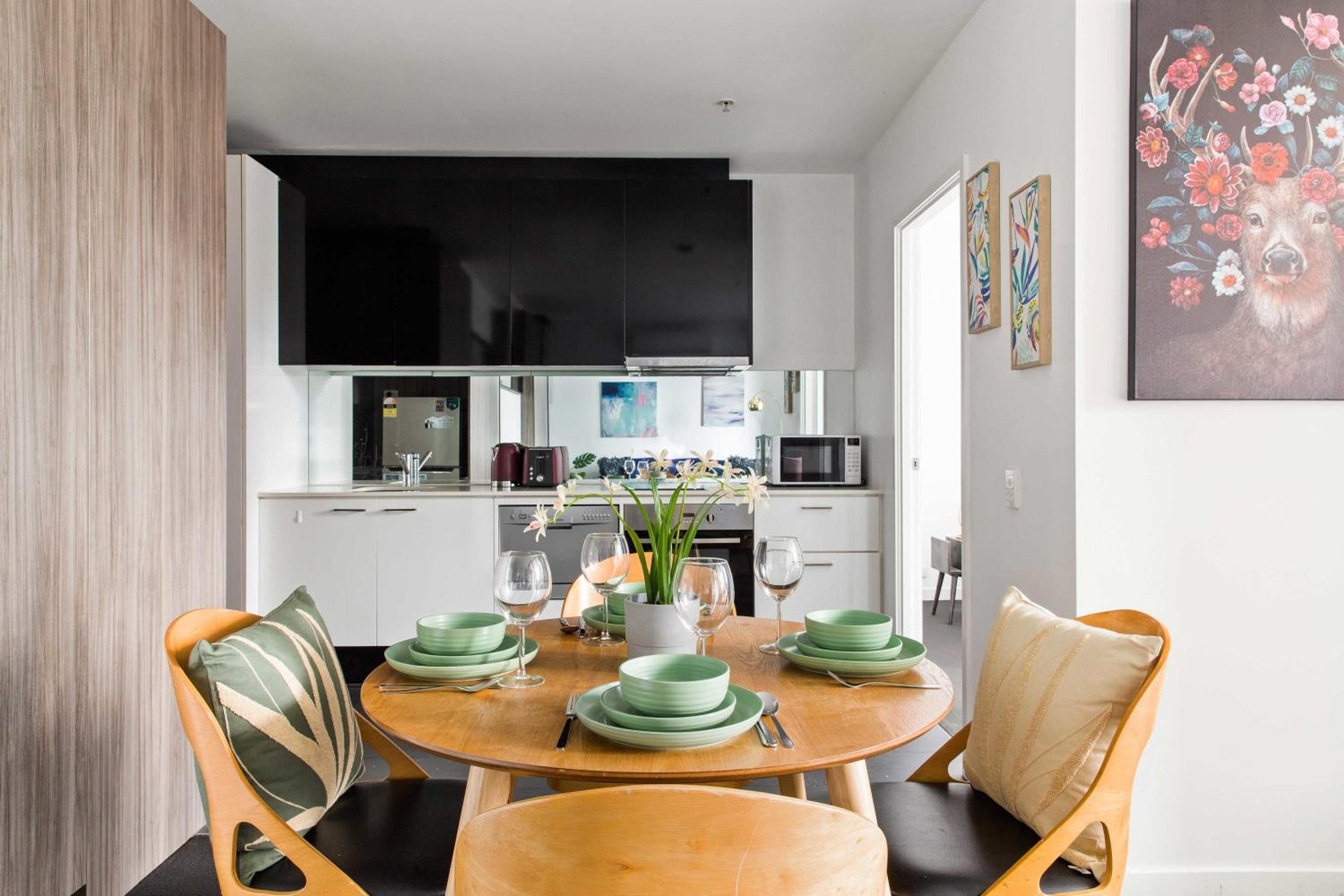 Bright 2BR by Southern Cross with Parking
