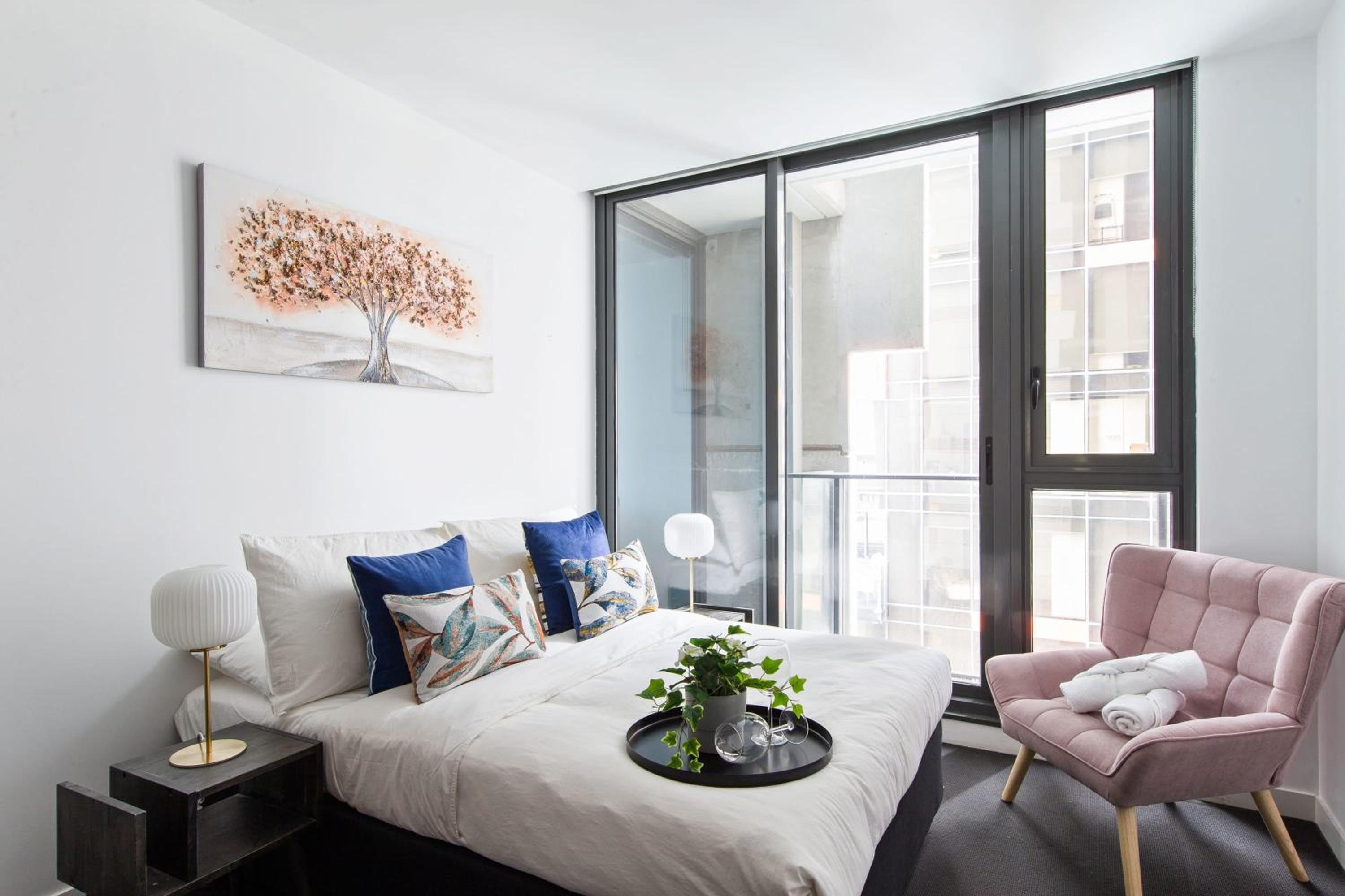 Bright 2BR by Southern Cross with Parking