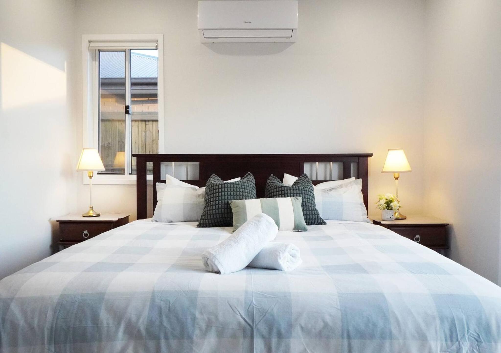 Brand New 5 Bedroom Park Ridge Family Home, Fast WIFI, Secure Parking
