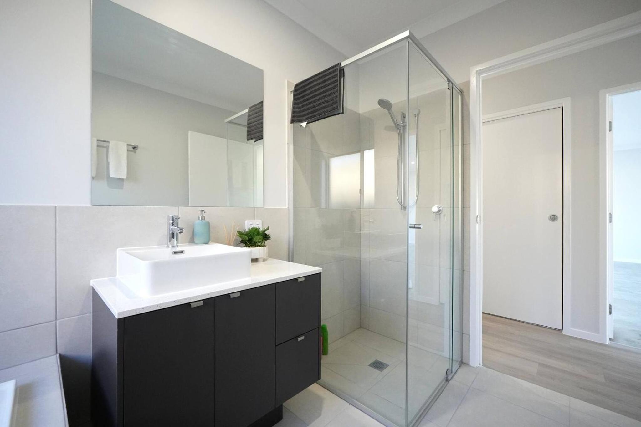 Brand New 5 Bedroom Park Ridge Family Home, Fast WIFI, Secure Parking