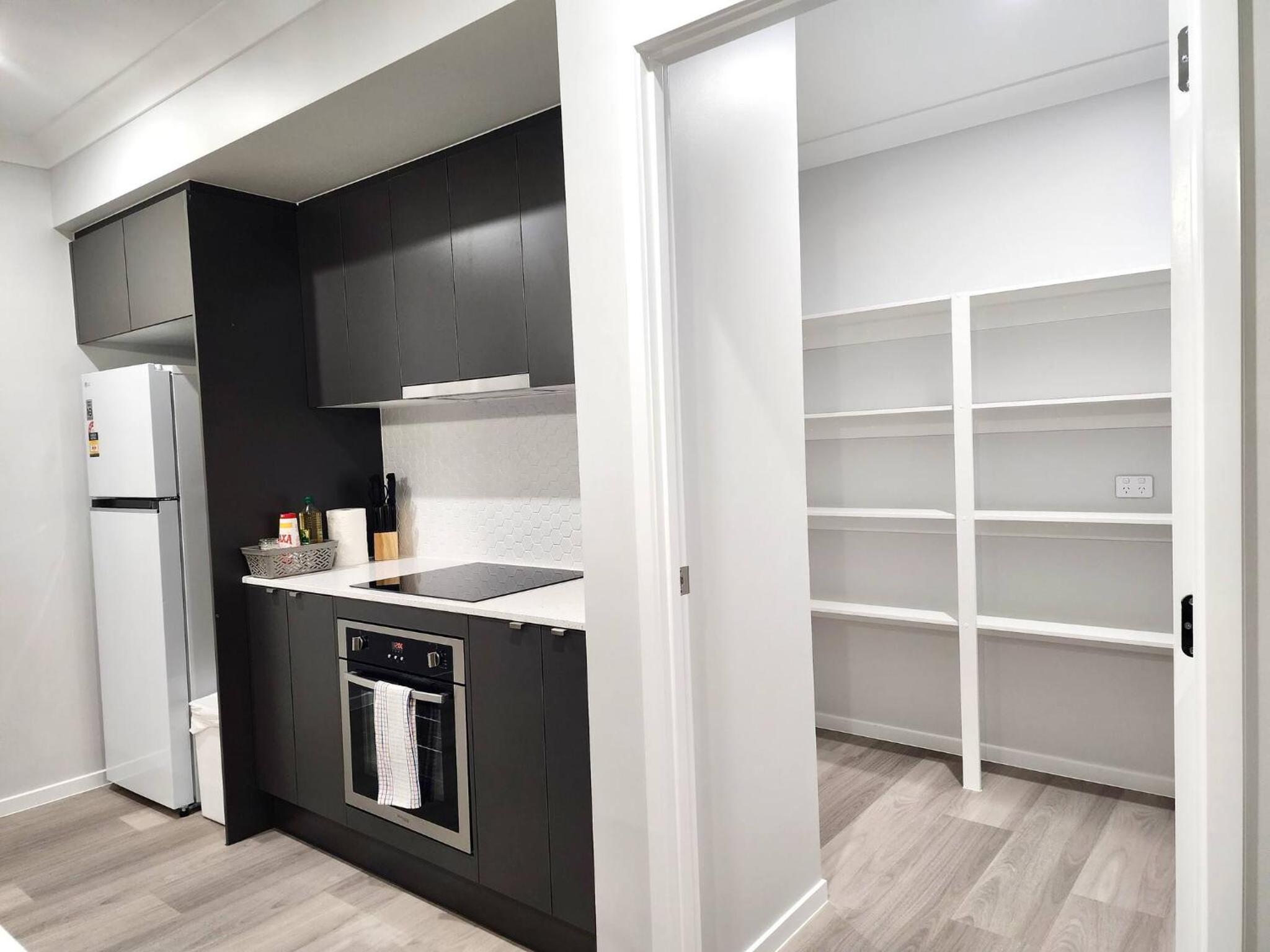 Brand New 5 Bedroom Park Ridge Family Home, Fast WIFI, Secure Parking