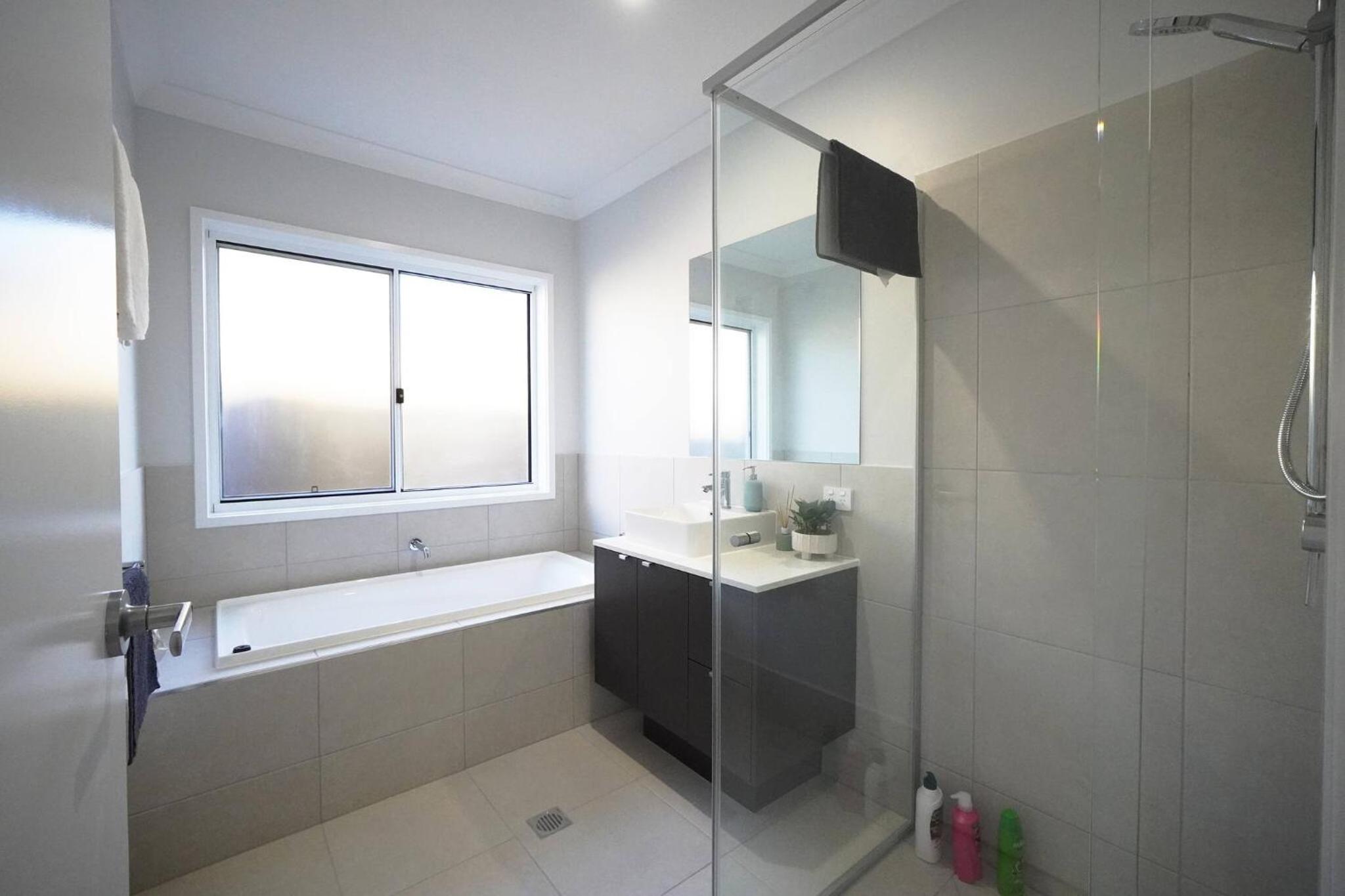 Brand New 5 Bedroom Park Ridge Family Home, Fast WIFI, Secure Parking