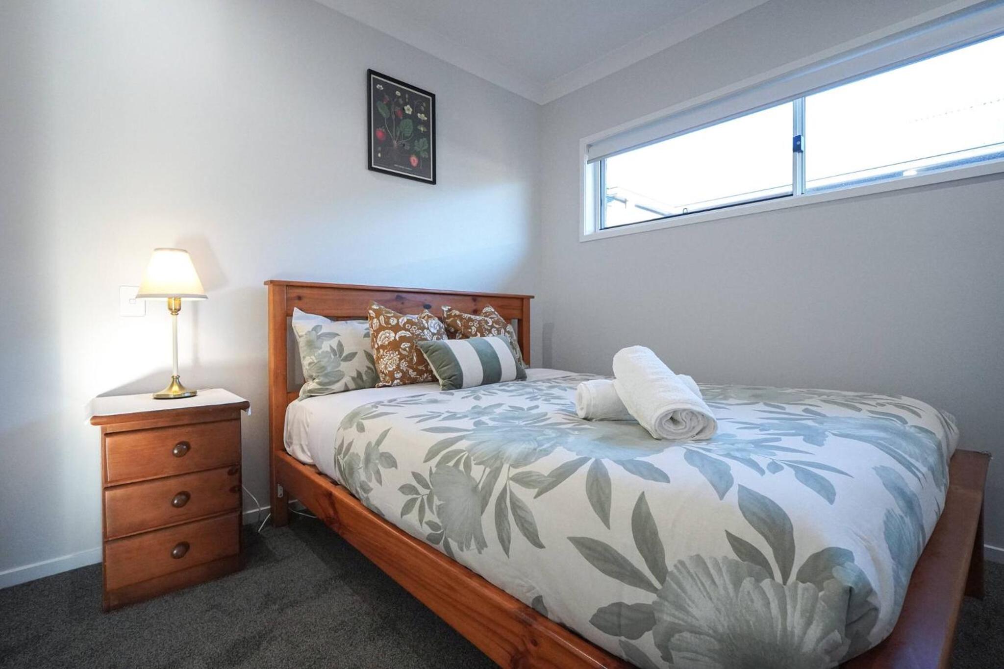 Brand New 5 Bedroom Park Ridge Family Home, Fast WIFI, Secure Parking