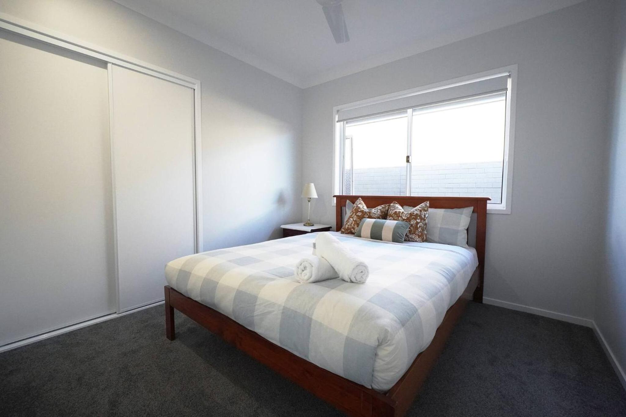 Brand New 5 Bedroom Park Ridge Family Home, Fast WIFI, Secure Parking