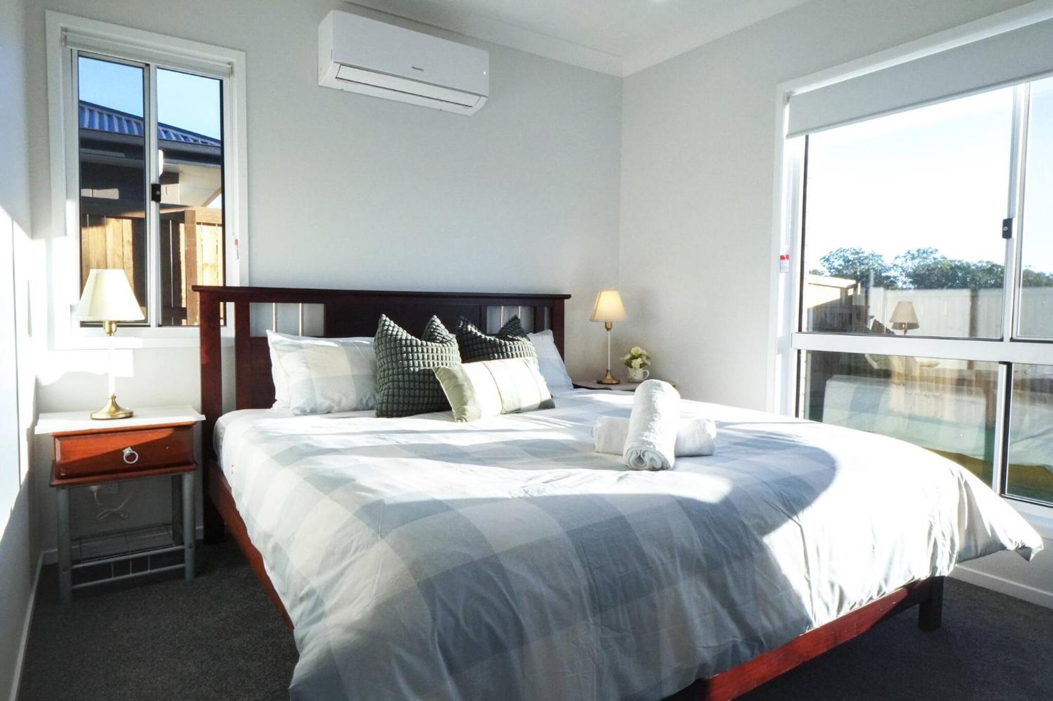 Brand New 5 Bedroom Park Ridge Family Home, Fast WIFI, Secure Parking