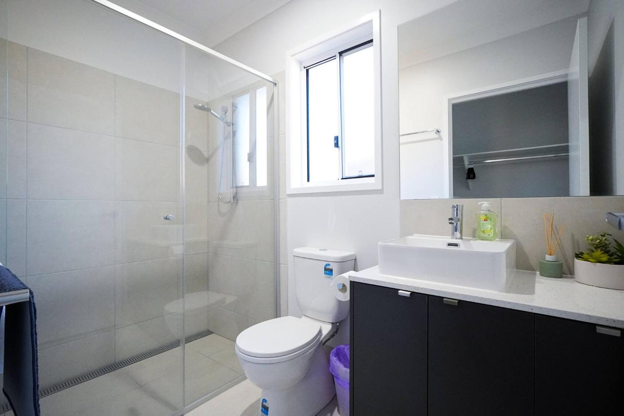Brand New 5 Bedroom Park Ridge Family Home, Fast WIFI, Secure Parking