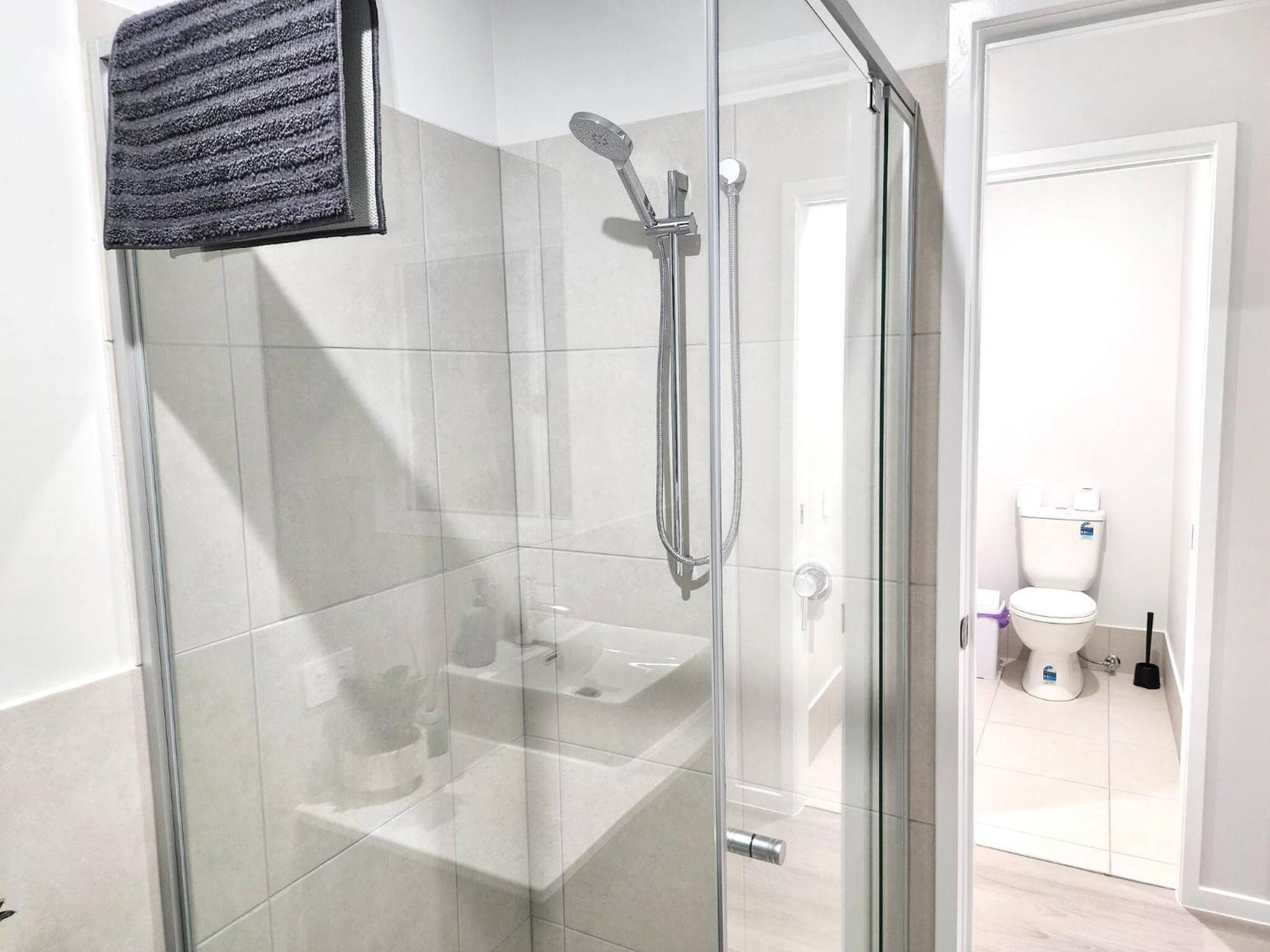 Brand New 5 Bedroom Park Ridge Family Home, Fast WIFI, Secure Parking
